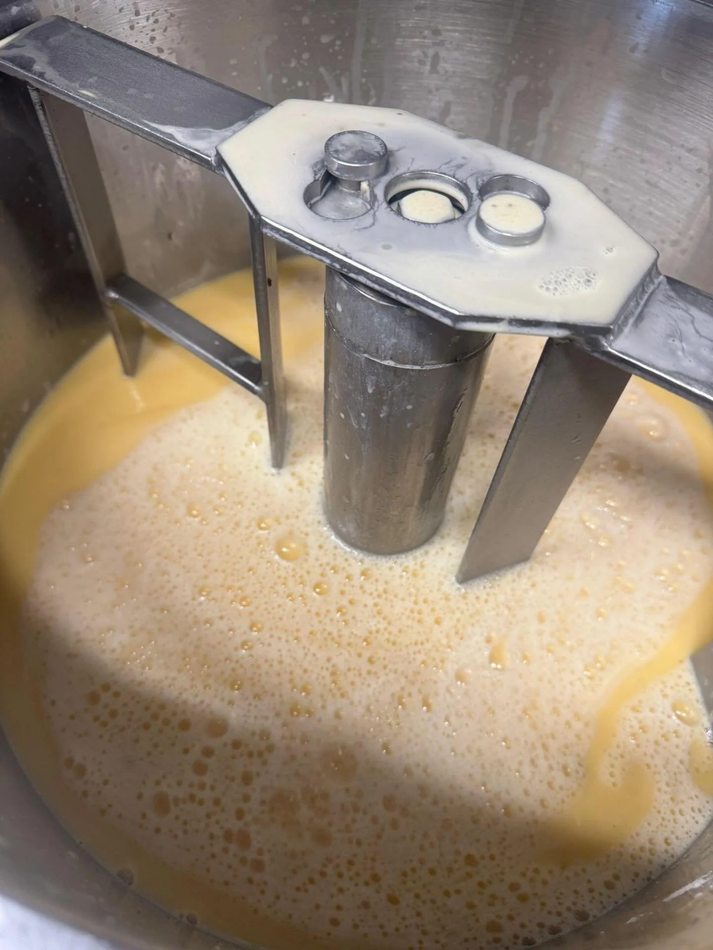 Zeit, dass sich was dreht&hellip; 🐣

🌷Nicht nur der Fr&uuml;hling kommt in Bewegung &ndash; auch bei uns in der Euelsberger Brennerei l&auml;uft alles wieder rund.
Unser 👨&zwj;🍳Brennmeister Stephan hat das R&uuml;hrwerk angeworfen und den ersten 