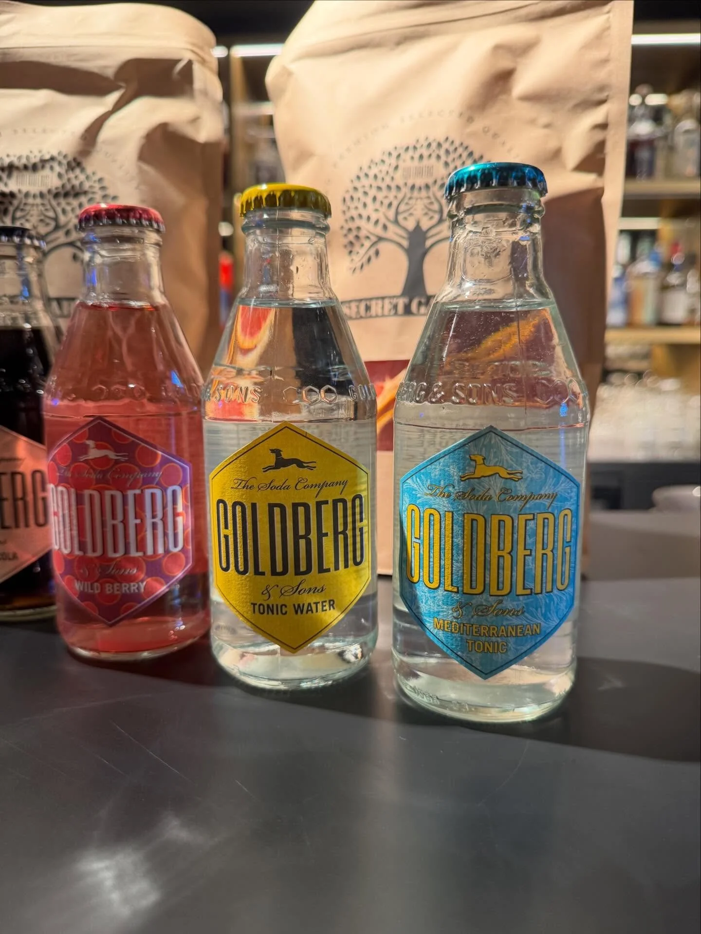 Wir sind bereit! 🙌
Heute kam eine gro&szlig;e Lieferung von unserem Partner GOLDBERG &amp; Sons @goldbergsodas - vielen Dank daf&uuml;r! 🙏
Unsere Tonic-Vorr&auml;te sind wieder aufgef&uuml;llt, gut gek&uuml;hlt und warten auf Euch. 🧊✨

🗓️ Die Tas
