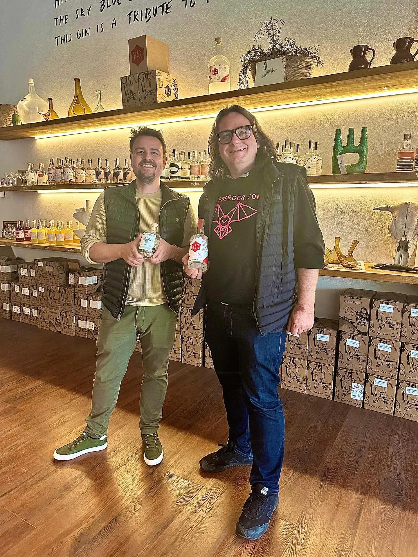 Und weiter geht&rsquo;s f&uuml;r 🦉uns, raus aus Palma&hellip; 🚗

In Llucmajor wartet bei @ginevamallorca ein trendiger Laden mit angeschlossener Brennerei auf uns. 🍹 Schnell kommen wir mit anderen G&auml;sten ins Gespr&auml;ch und probieren uns du