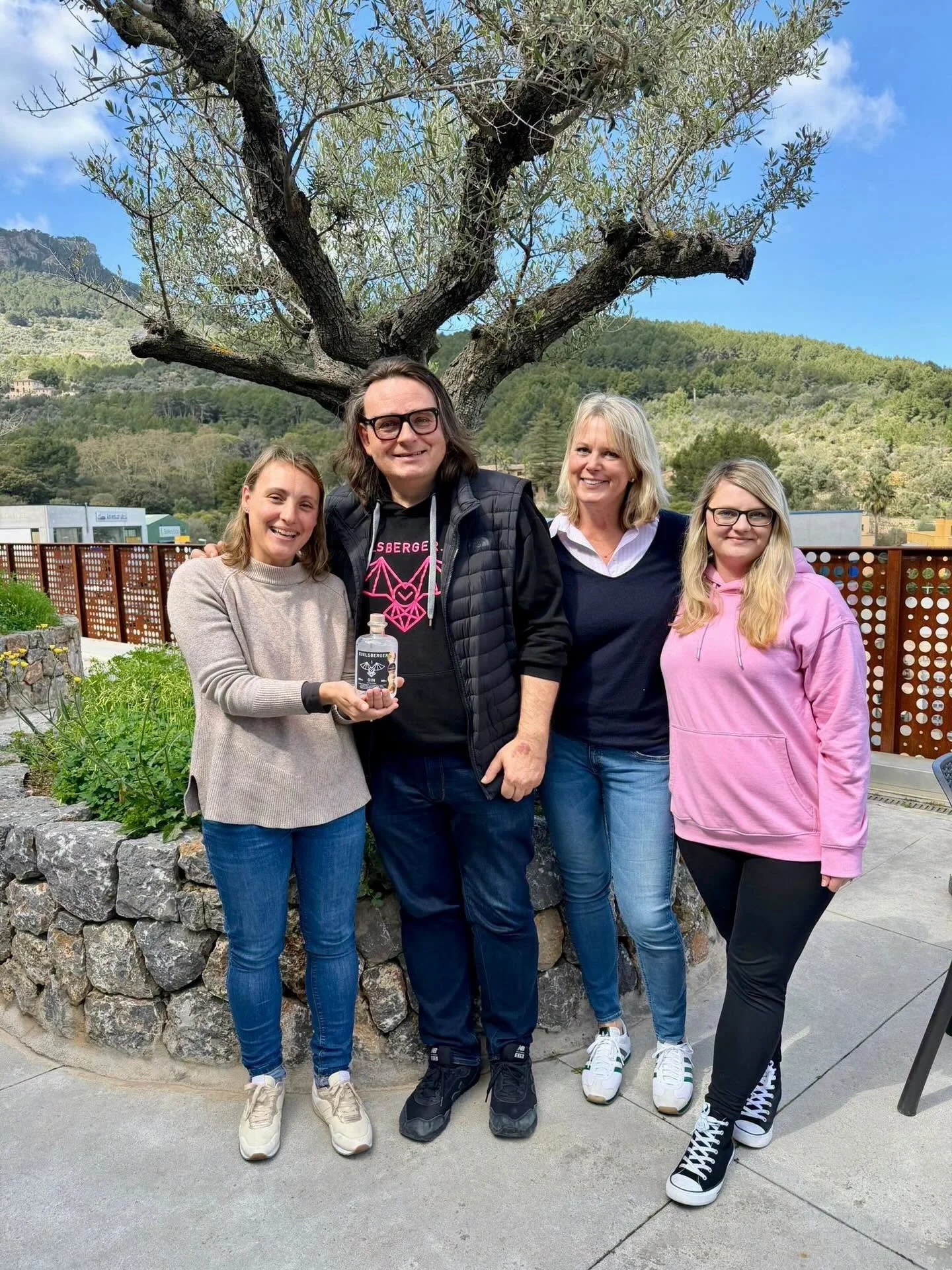 Herzlich willkommen bei @fetasoller , der Delikatessenmarke aus dem Tal der Zitronen und Orangen, dem malerischen S&oacute;ller 🍋🍊

Schon beim Ankommen f&uuml;hlen wir uns sofort heimisch. Barbara empf&auml;ngt uns herzlich und gew&auml;hrt uns ein