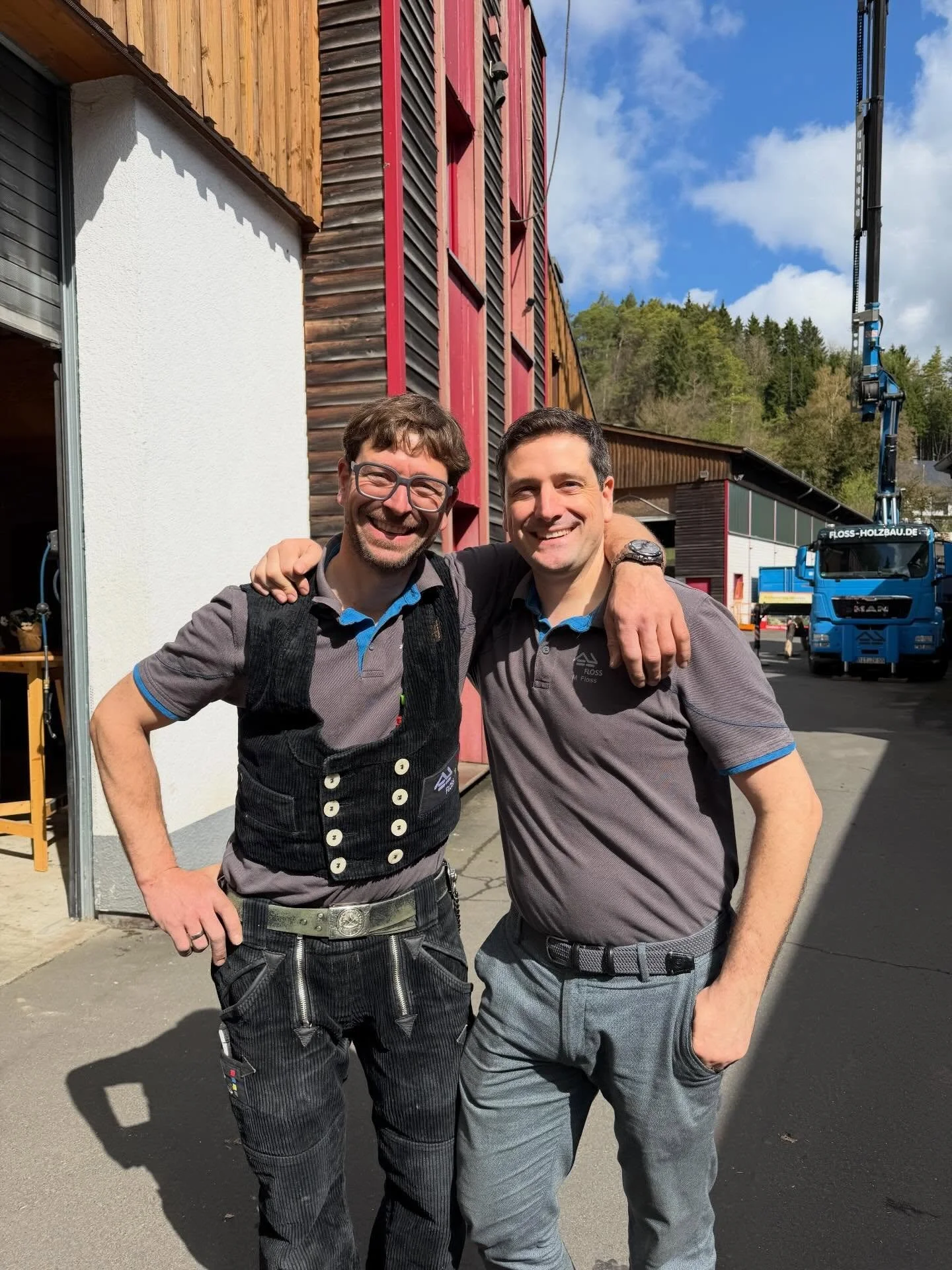 Liebe Eifler, heute ist Nimstalschau im Nachbarort Sch&ouml;necken. Und wir 🦉Euelsbergers sind bei @floss_holzbau zu Gast, wer Zeit und Lust hat, reinzuschauen - sehr beeindruckend, was hier aus Holz so entsteht! 🪵🏗️ Danke an Jochen, Martin und da