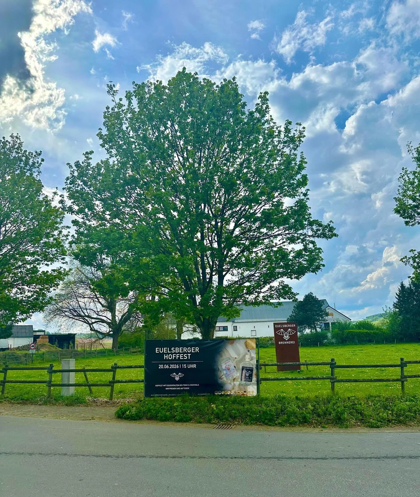 🔆 Sommer, Sonne, Partys&hellip;🎶

&Uuml;berall in der 🌳 Eifel h&auml;ngen und liegen sie schon &ndash; die Einladungen zu unserem legend&auml;ren HOFFEST in Dingdorf am 20. Juni ab 15:00 Uhr! 🦉🍸🌭🌾

Die Vorfreude w&auml;chst 🎉
Und wer uns scho