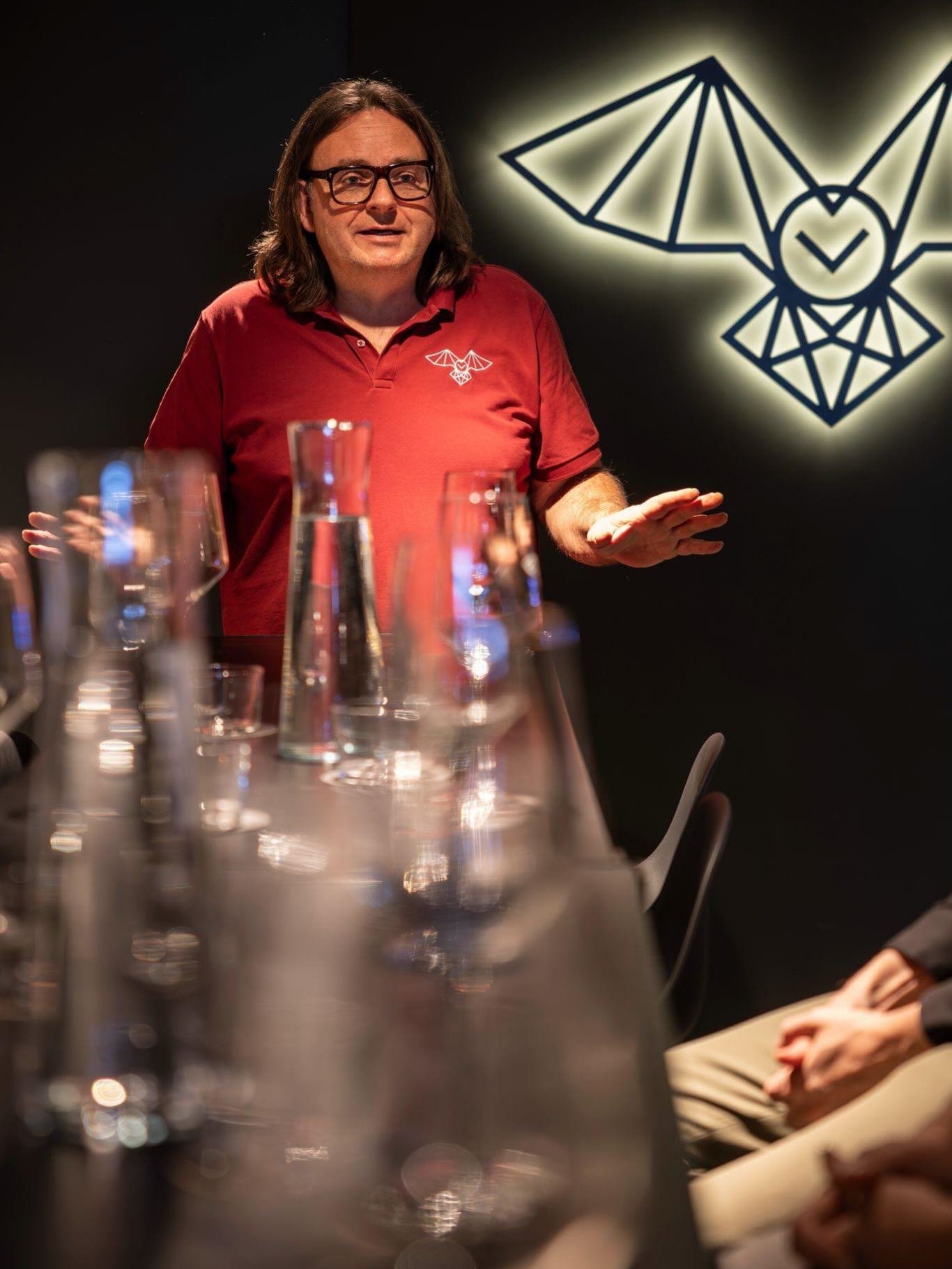 ‼️ NEU bei 🦉 EUELSBERGER 🍸 GOURMET TASTING 🍴‼️

Was unsere Brennerei so alles erlebt&hellip;
K&ouml;stliche Aromen erf&uuml;llen die Luft und verschmelzen mit dem unverwechselbaren Duft von Wacholder. 🌱✨
Ein sinnliches Zusammenspiel aus Destillat