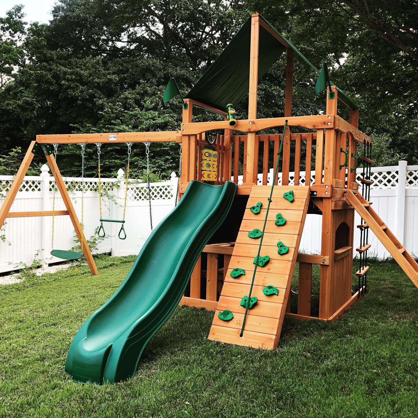 Some mo&rsquo; Gorilla stuff. Chateau with clubhouse lower, and an Outing. 

#gorillaplaysets #strongarmofthelawn #playsetinstallation #swingsetinstallation #playgrounds #playset #swingset #playgroundinstallation #gorillaplaysets #playsetassembly #sw