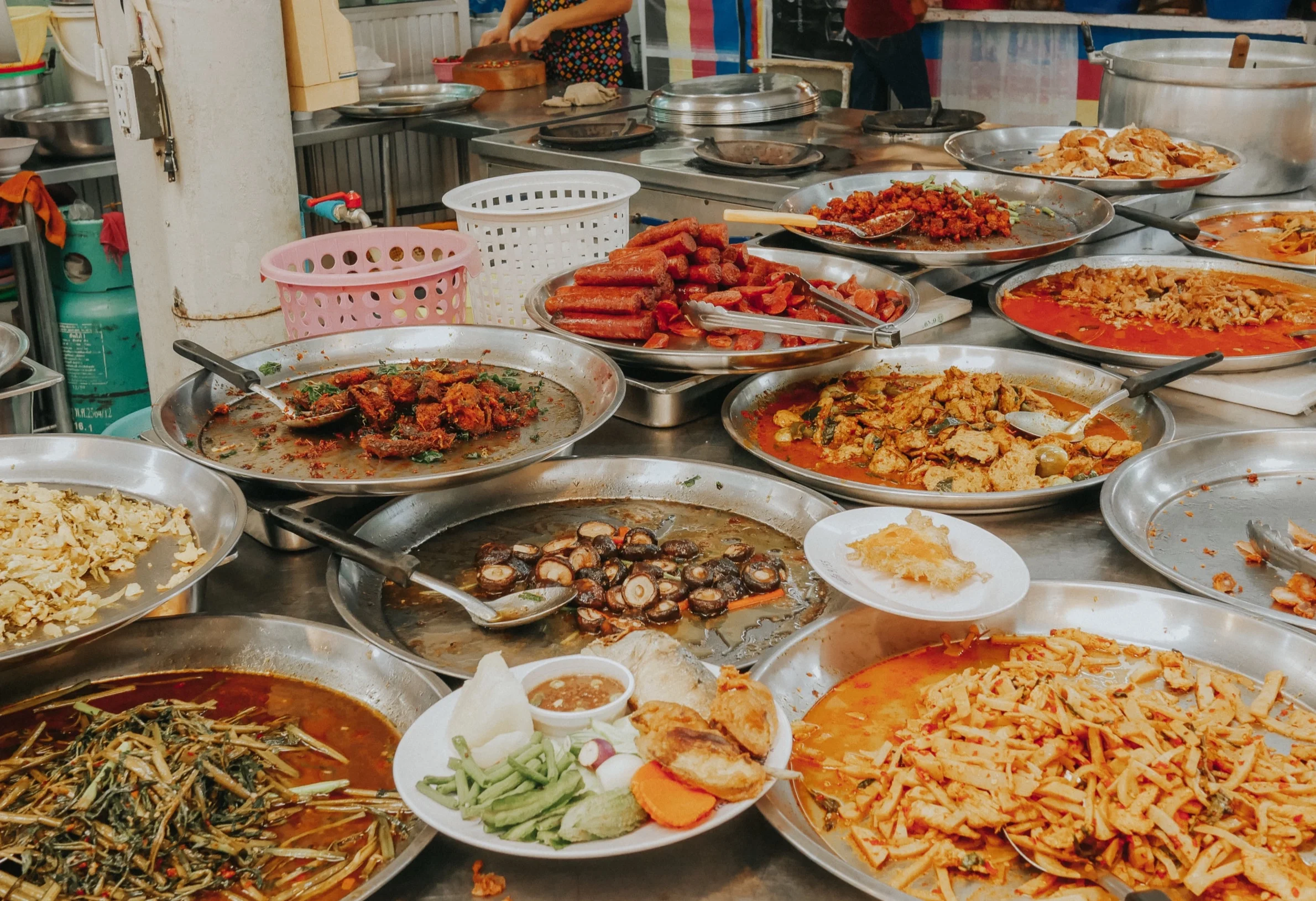 Many locals come to these markets to pack up dishes to take back home. When ordering, be sure to tell the stall workers that you are eating it for here, so they can serve the food in disposable dishes/bowls with utensils.
