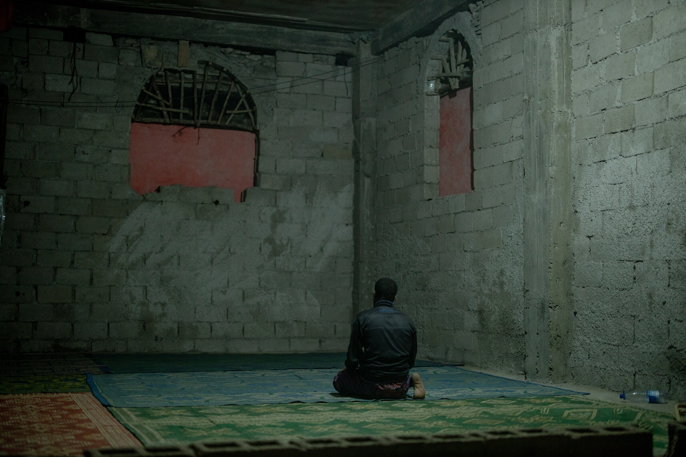  Ein Kath-Arbeiter betet in einer Moschee. 