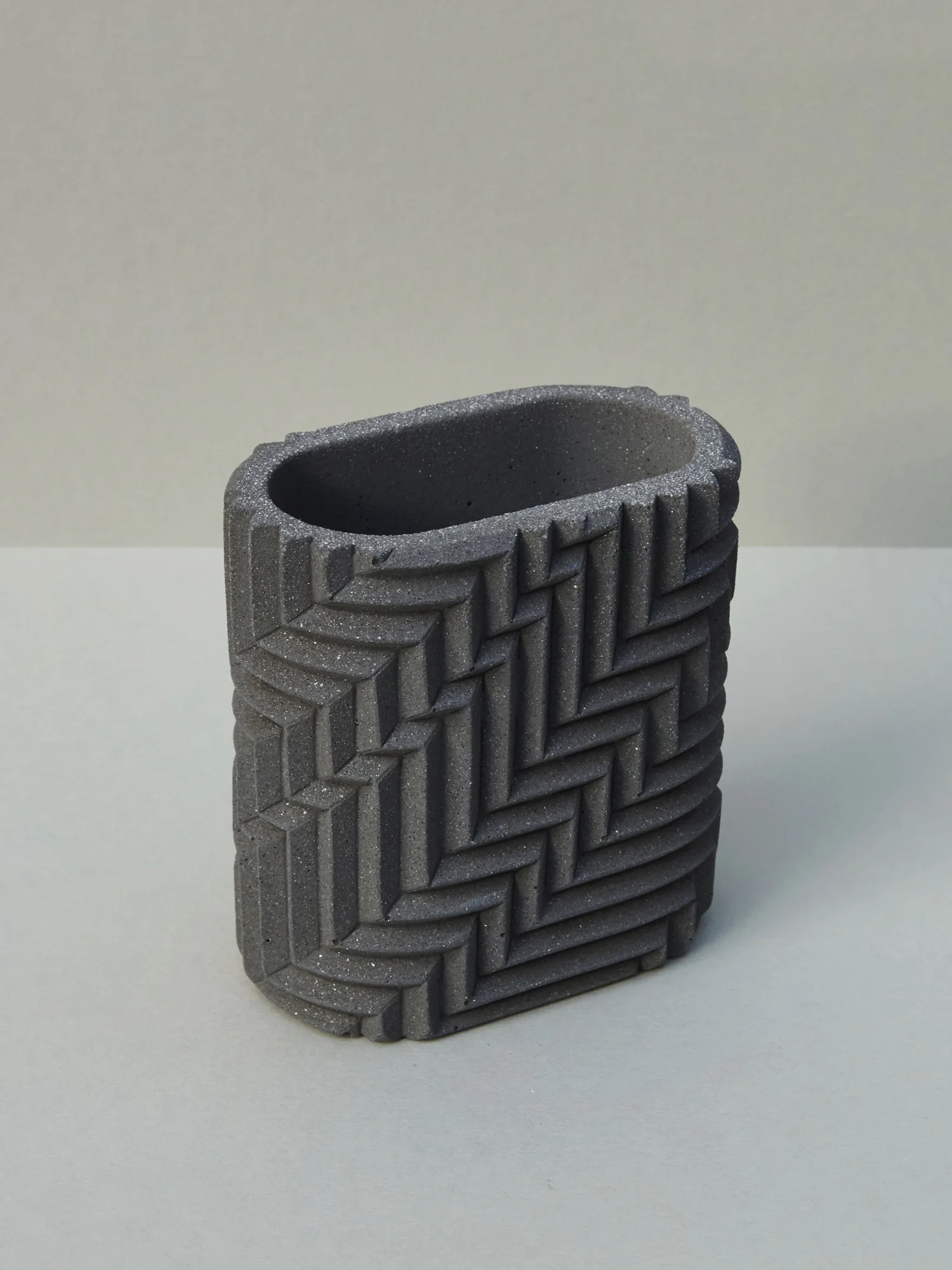 HB_Objects_Pen_pot_grey_marble_cat.jpg