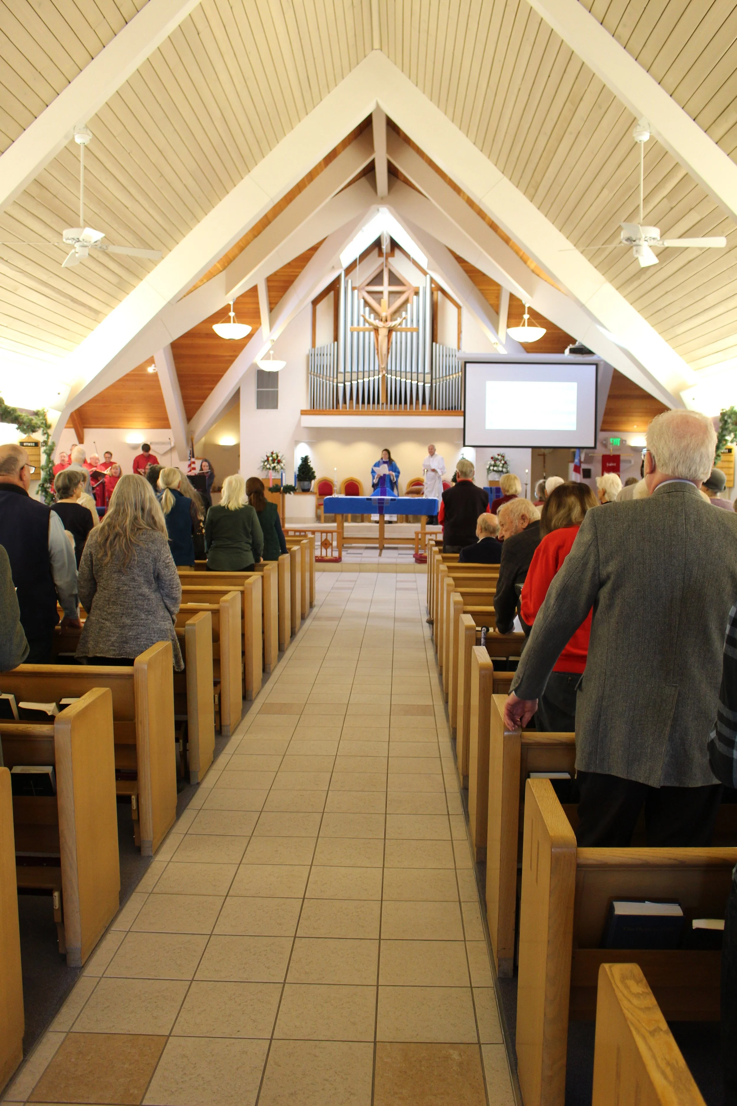 aisle with full pews.JPG
