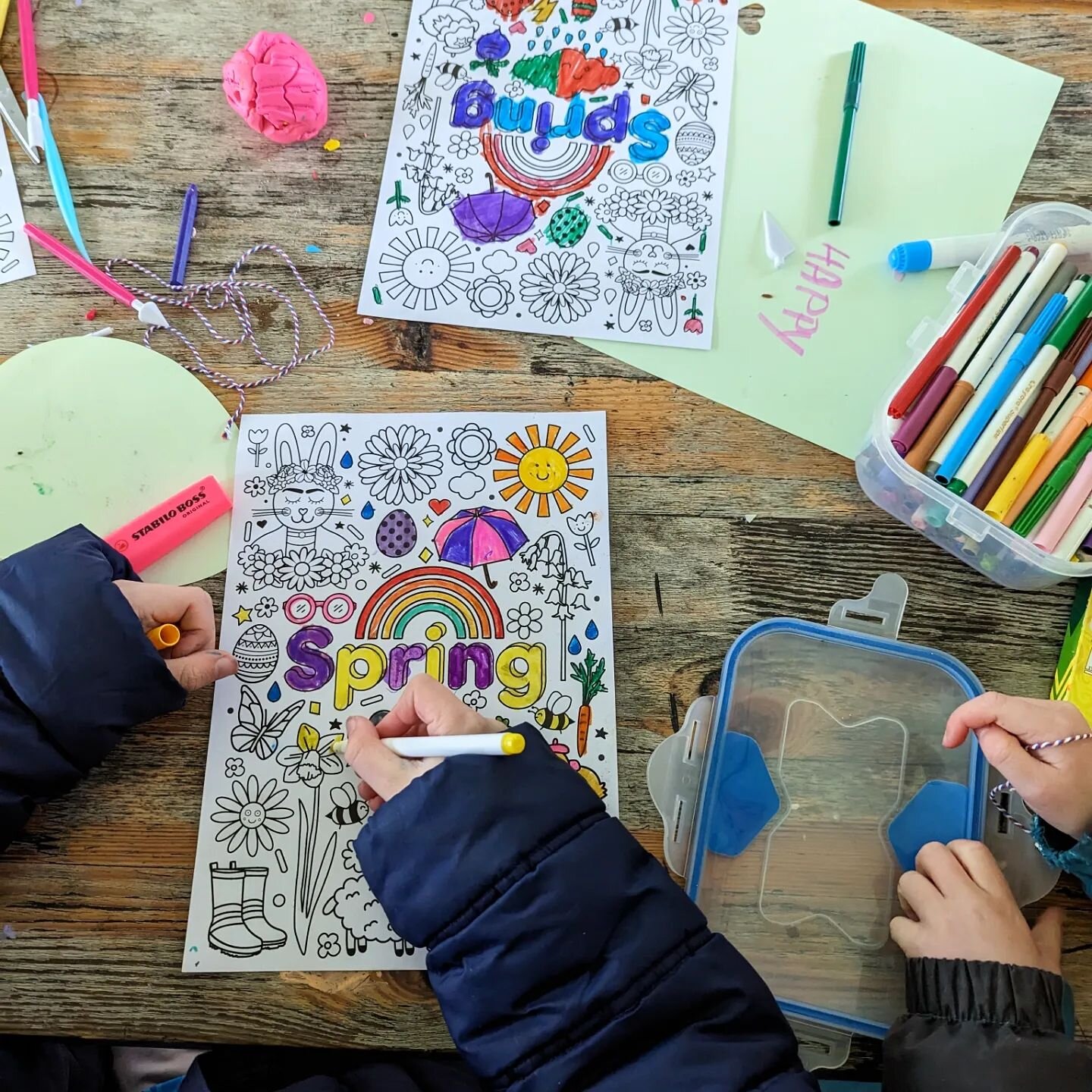 Such a lovely spring crafternoon today @boxonthedocks. We made pastel floral wreaths 🌸🌼🌻🏵️and we had such a fashionable bunch of kiddos there who made polymer clay necklaces to match their outfits. Super cool😎. Looking forward to getting ours in