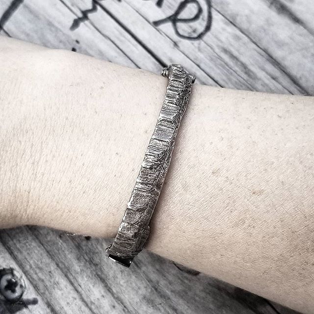 Are you digging it?
Sterling silver wood bracelet.
This sliver was pulled off a larger piece of wood that was about to be scrapped 
Available for pre order now
Have yours dipped in rose gold, yellow gold or blackened

#texture #natural #jewelry #alt 