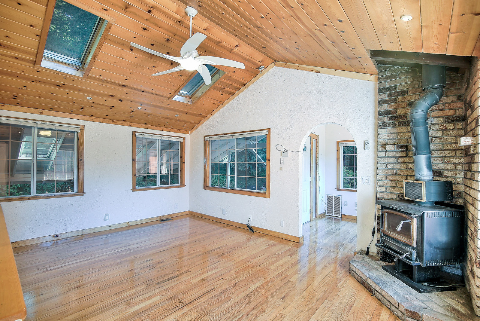 11_f8_510_Blue_Ridge_Dr_103018_011_mls.jpg