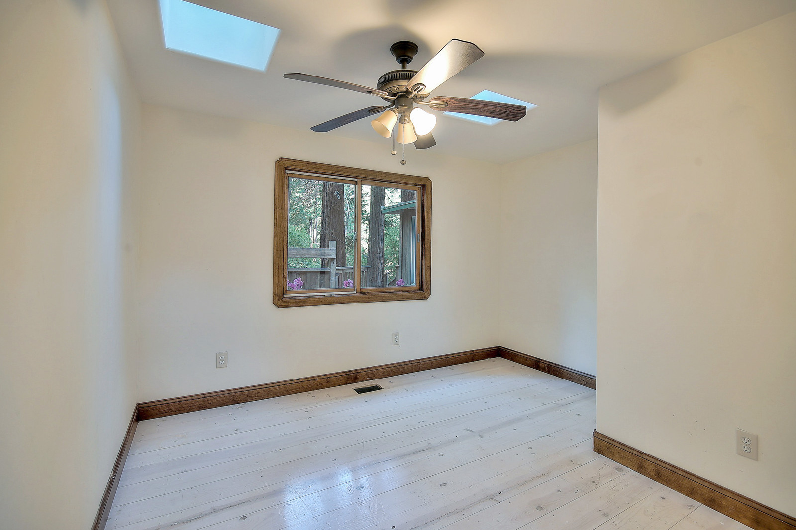 34_f8_11033_Sequoia_Ave_110718_035_mls.jpg