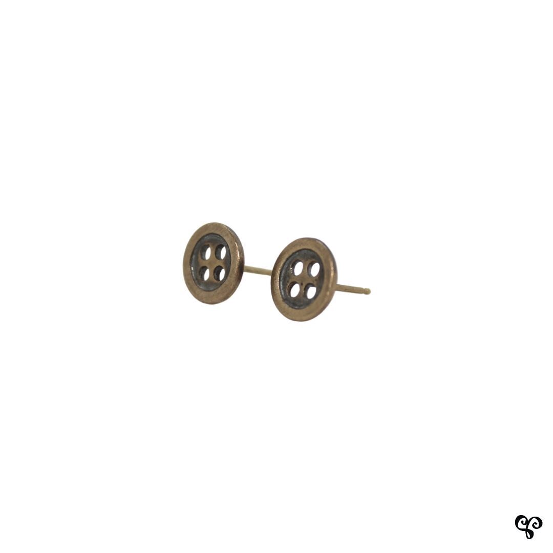 The classic button studs but with a little something extra✨ 14K Gold with an oxidized finished - now available on our website.
&bull;
&bull;
&bull;
&bull;
#adelaisjewellery #14kgold #goldearrings #goldstuds #buttonearrings #vintagestyle #vintagejewel