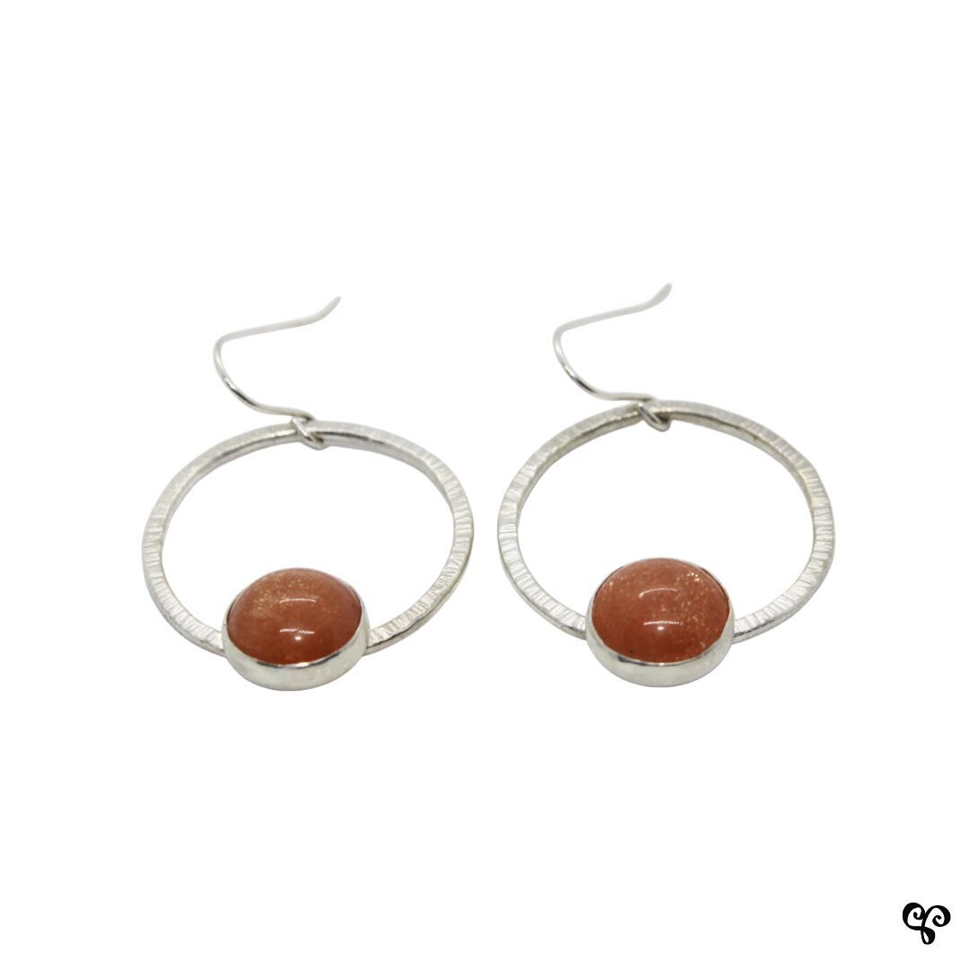 Here comes the sun - hold on to the summer a little longer with these sterling silver and Sunstone danglers☀️
&bull;
&bull;
&bull;
&bull;
#adelaisjewellery #sunstone #sunstonejewelry #dangleearrings #hammeredearrings #holdingontosummer #mompreneur #s