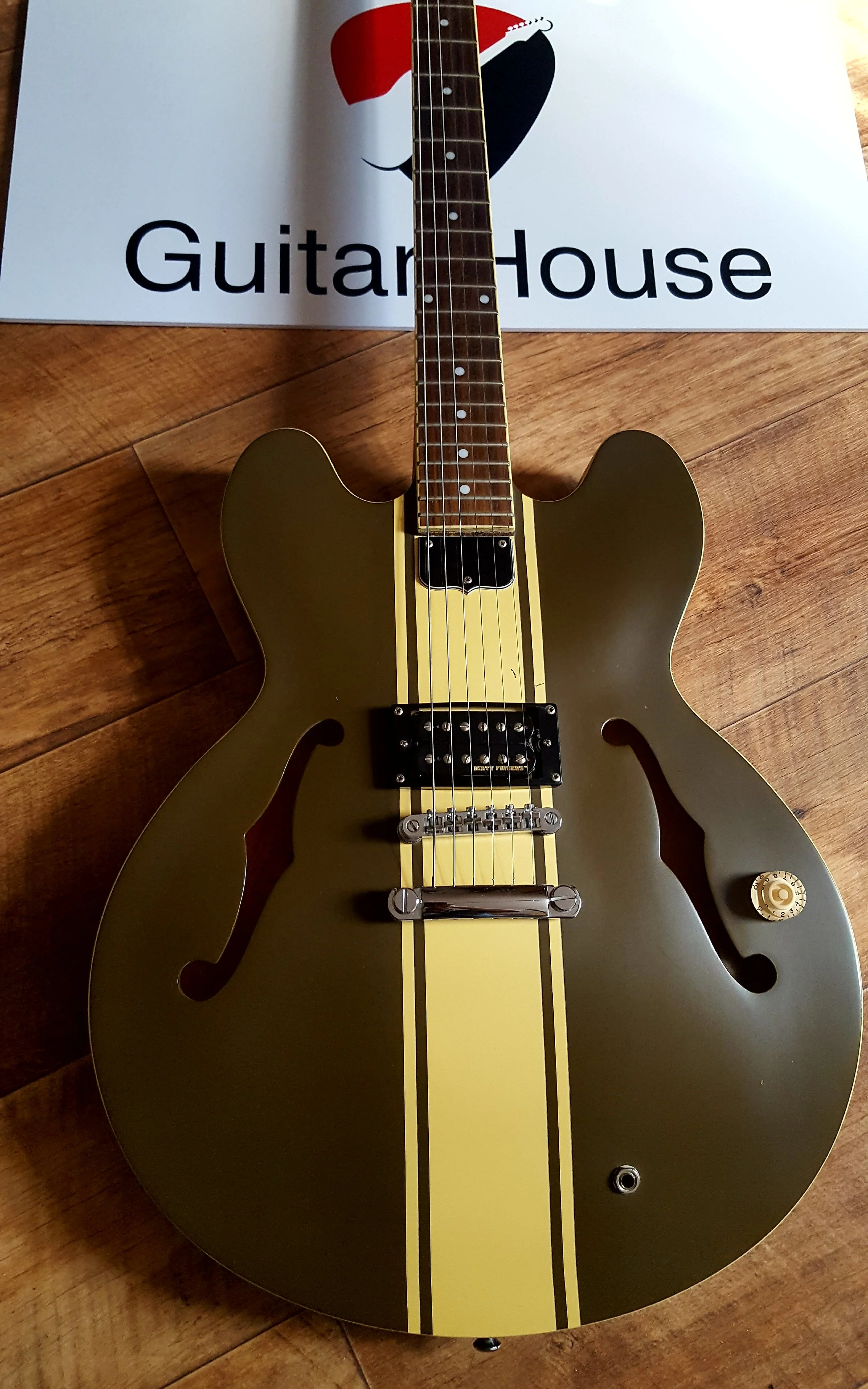 Selling my Epiphone tom delonge ES-333 for a reasonable price of $5000 plus  shipping. HMU if your interested. No negotiations : r/TomDelongeGuitars