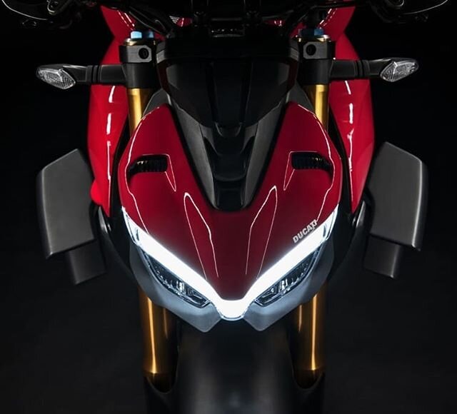 Die Streetfighter V4 S, ohne Verkleidung, mit hohem Lenker, dem 208 PS starken Desmosedici Stradale und Winglets in Doppeldecker-Konfiguration. So z&auml;hmen wir ihre Kraft, ohne dabei an Agilit&auml;t zu verlieren. 
Leistung: 208 PS 
Drehmoment:123