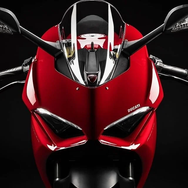In der neuen Panigale V2 vereint sich nun bew&auml;hrtes V2 Know-How mit aktuellster Technik. Sie erhielt ein neues Design und verf&uuml;gt &uuml;ber eine hochentwickelte Elektronik auf Basis einer 6-achsigen Inertial Measurement Unit (6D IMU). Eine 