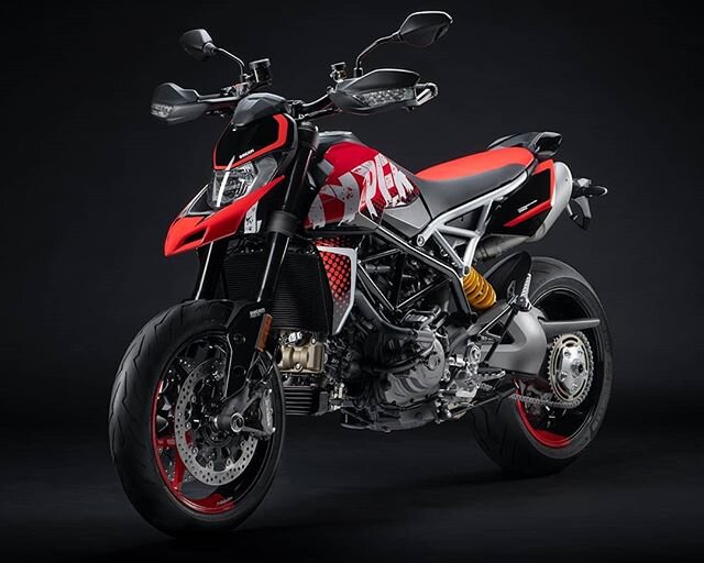 Die neue Hypermotard 950 RVE ist bald auch bei Ihrem Ducati H&auml;ndler Frankfurt erh&auml;ltlich!

HYPER: Game on, Level up.

Diese Speziallackierung betont die Leichtigkeit und Aggressivit&auml;t des Mottorrads, mit einem effektvollen Graffiti.

E