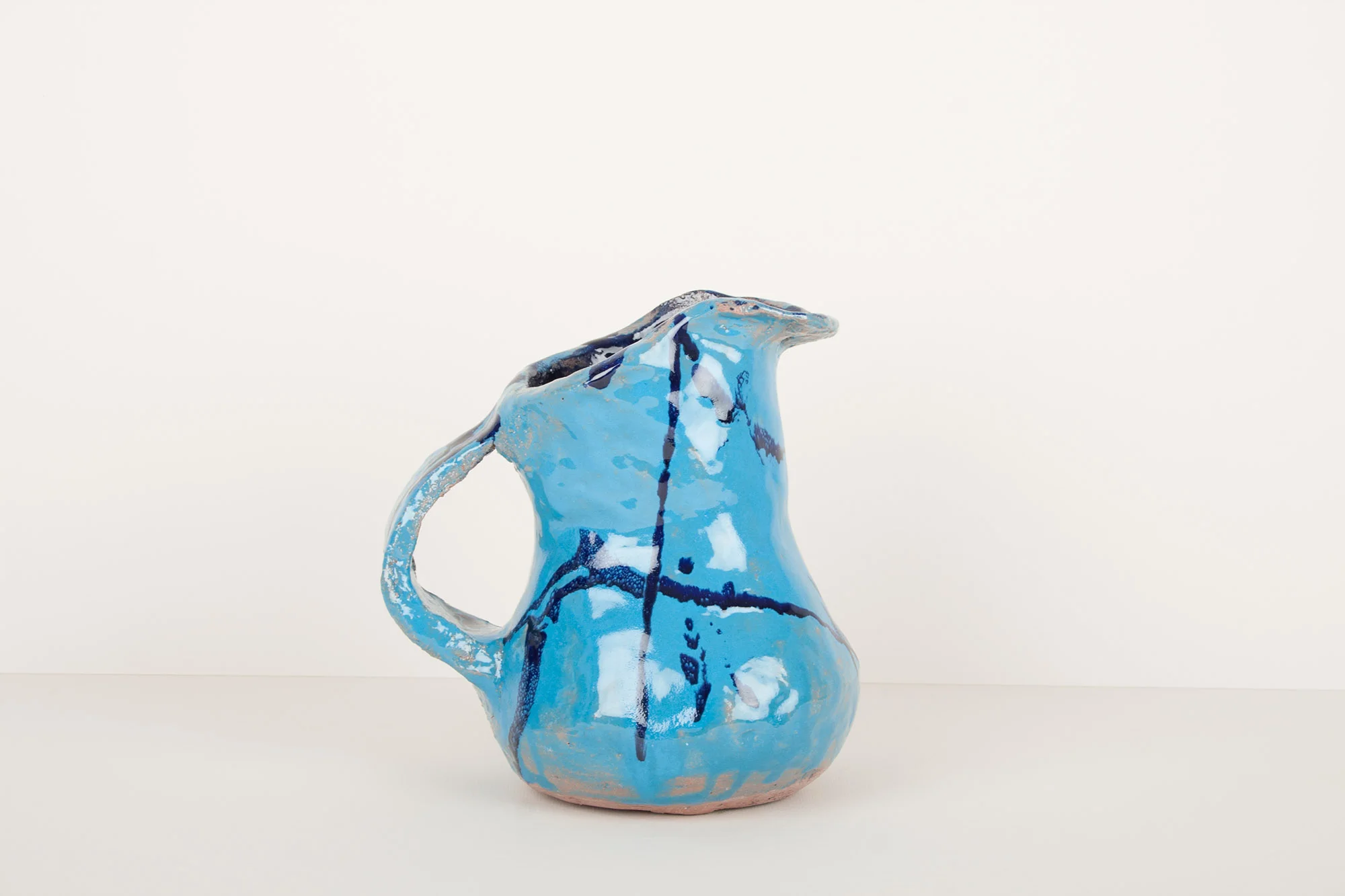 Pichet irrégulier bleu