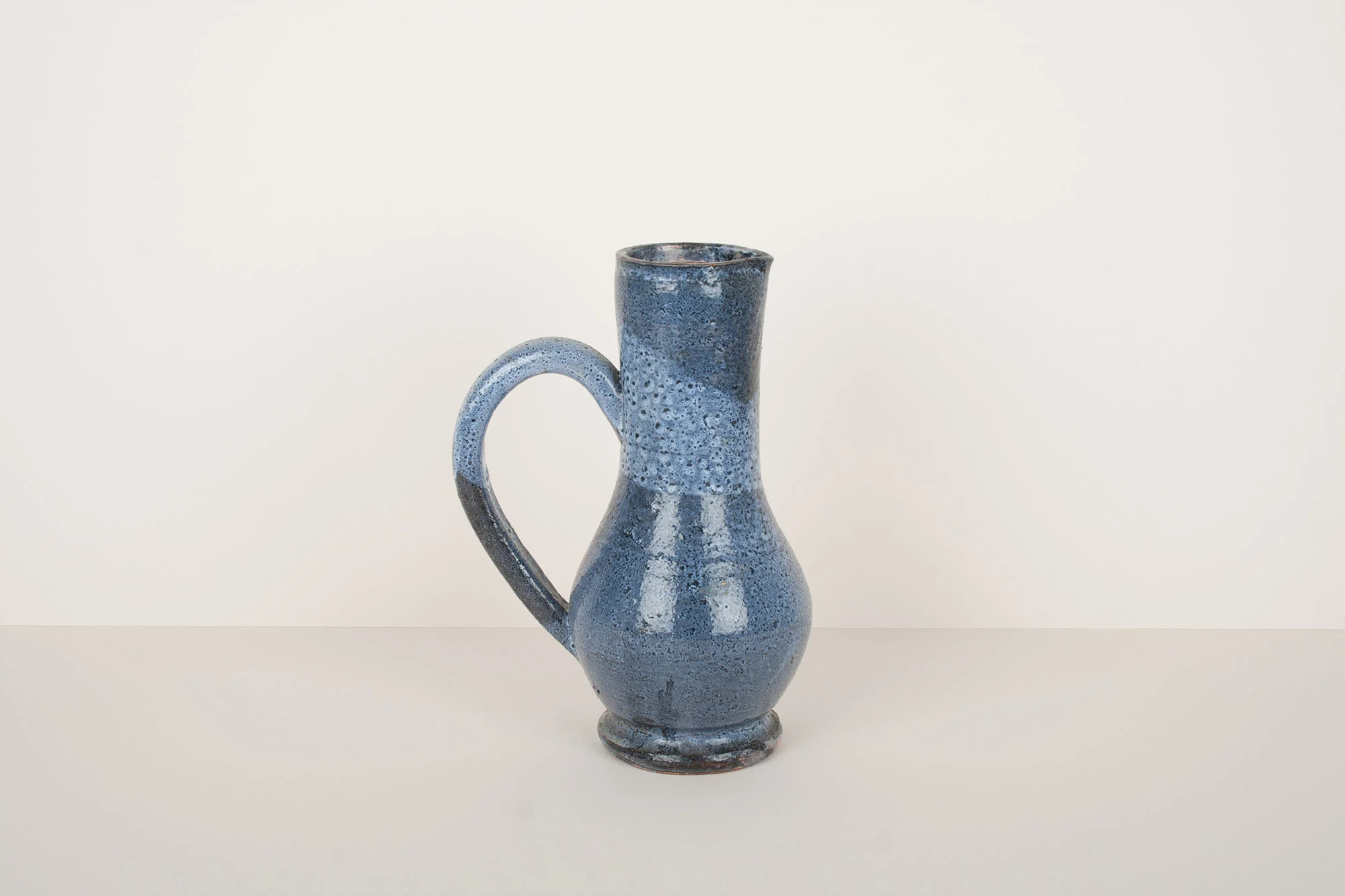 Pichet irrégulier bleu gris