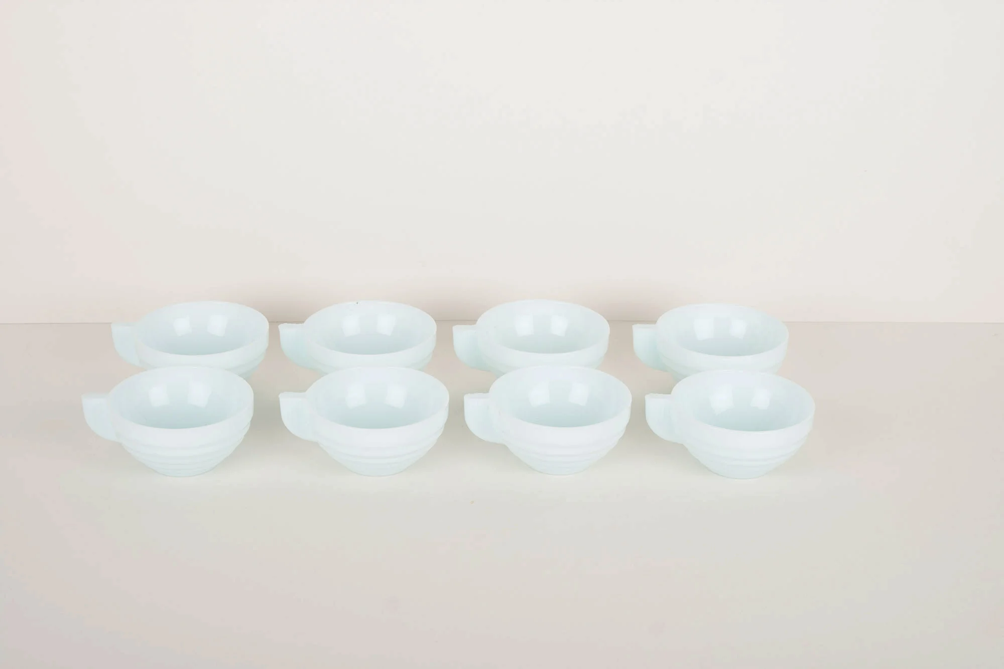 Tasses en opaline
