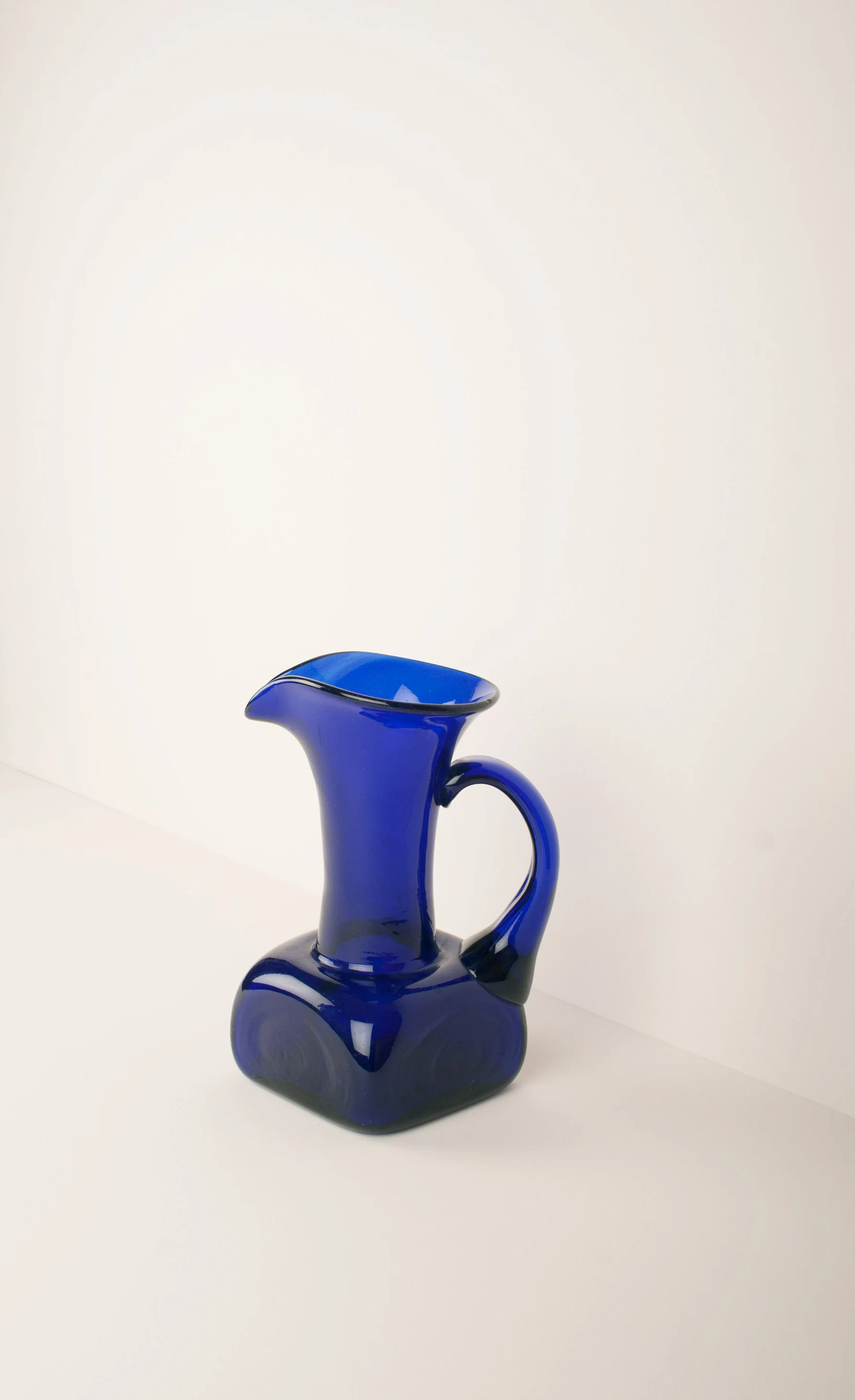 Pichet en verre soufflé bleu