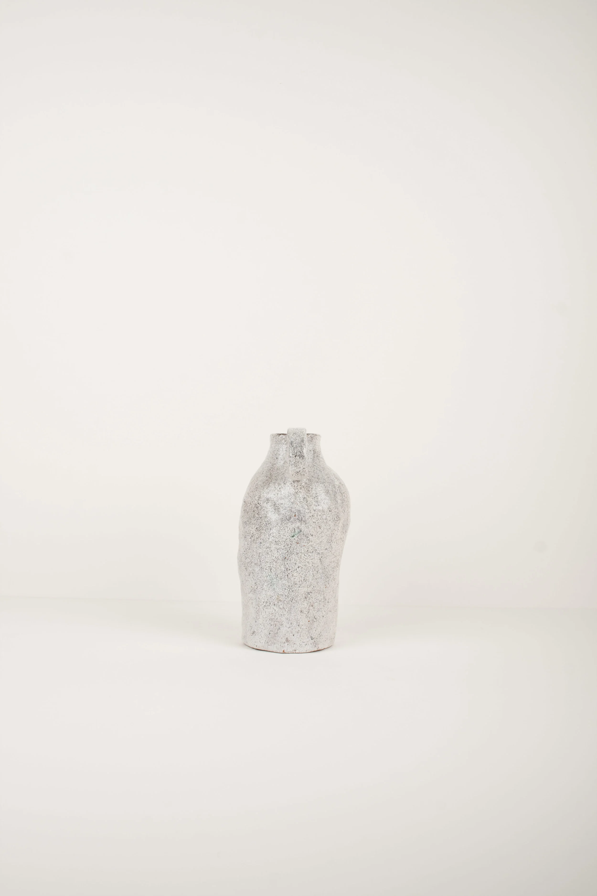 Vase irrégulier gris chiné