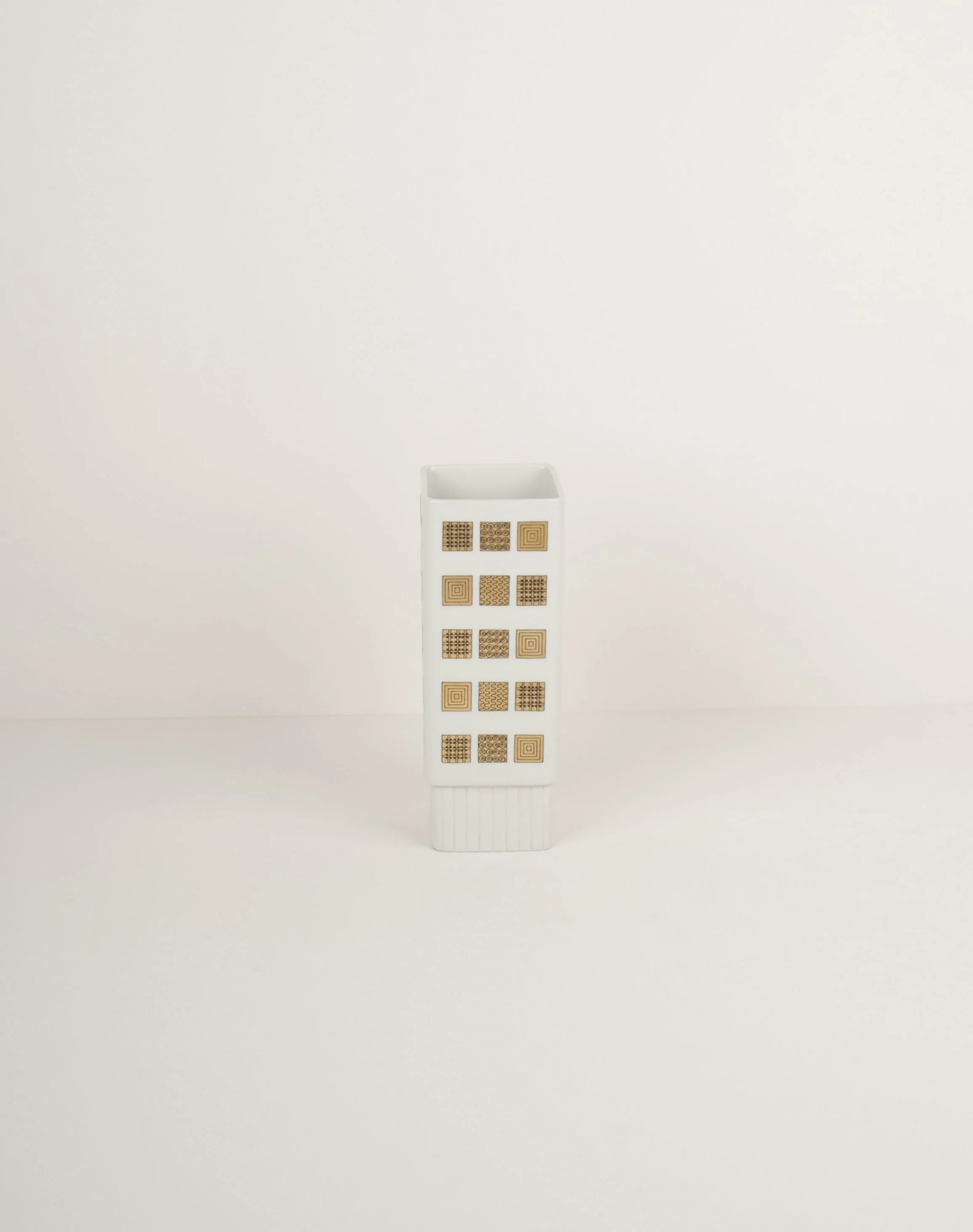 Vase motif doré