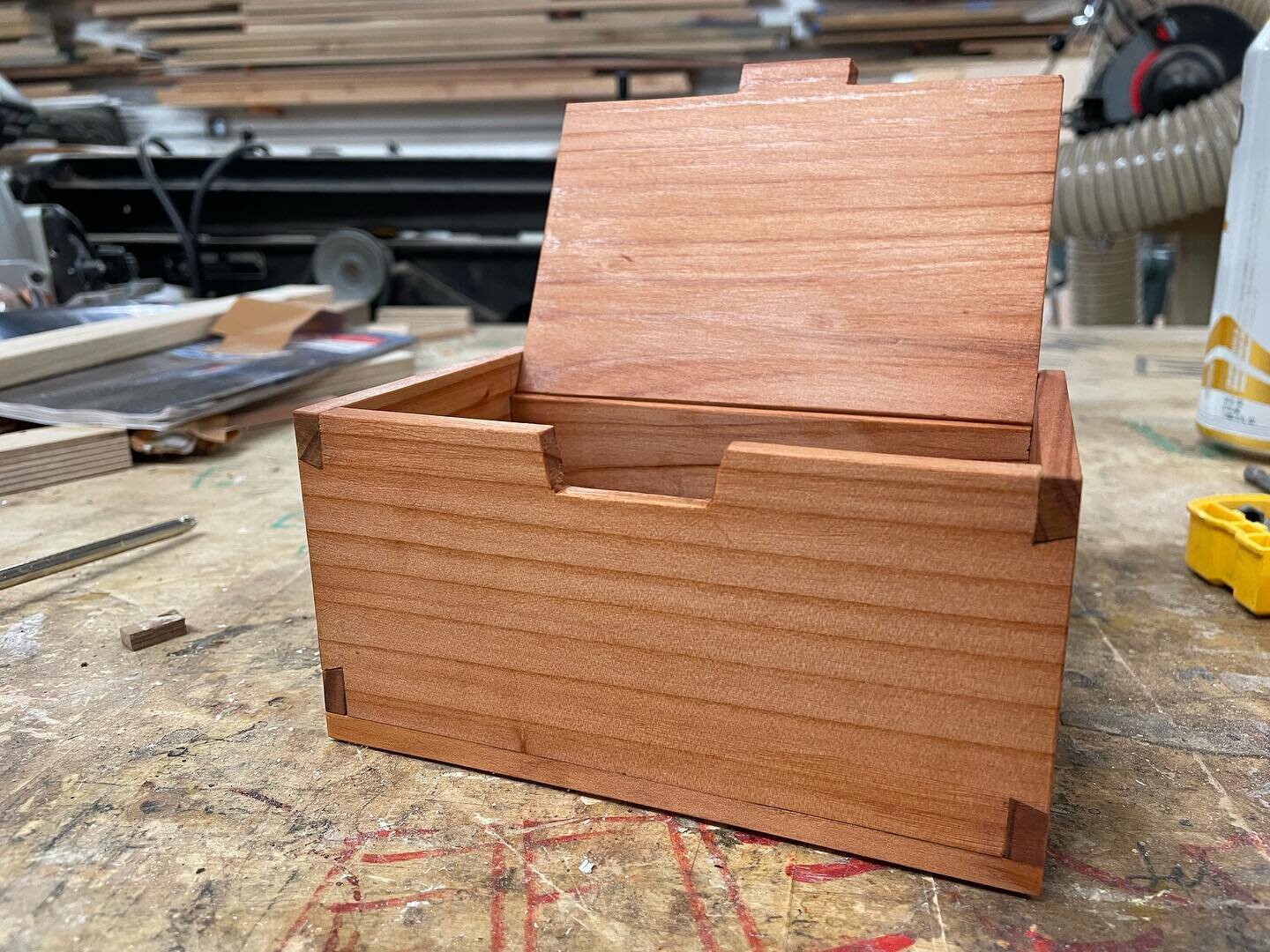 Little salt box turned out nicely.
#dovetails #woodworking