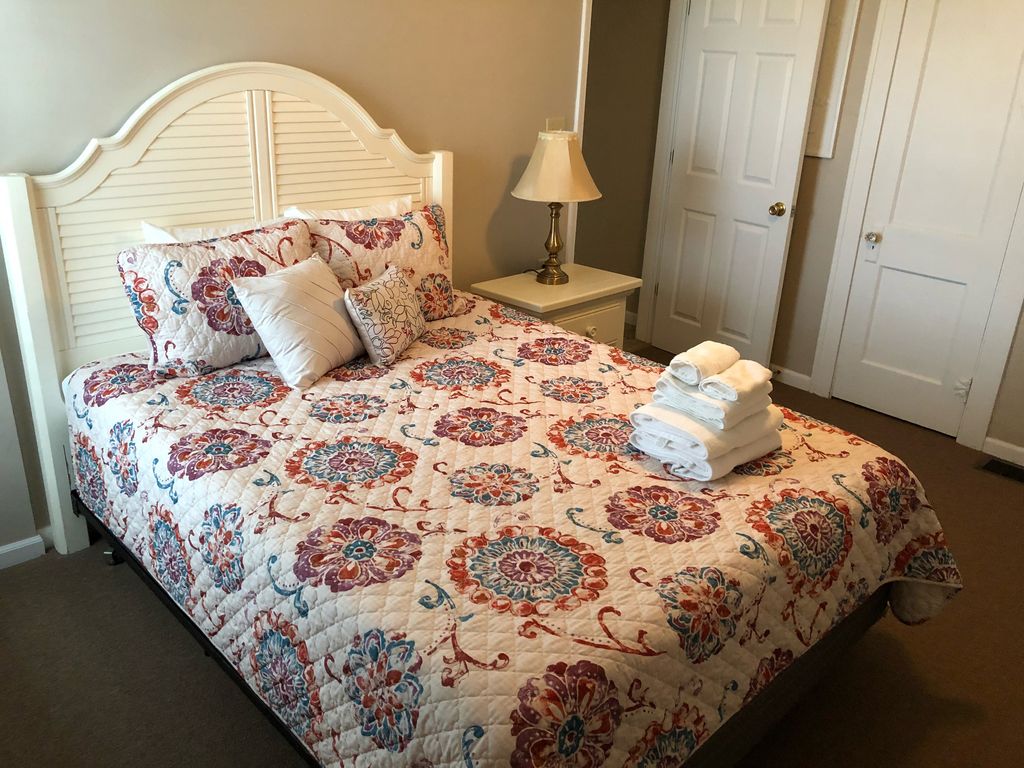 1st floor- 1st bedroom- Queen bed