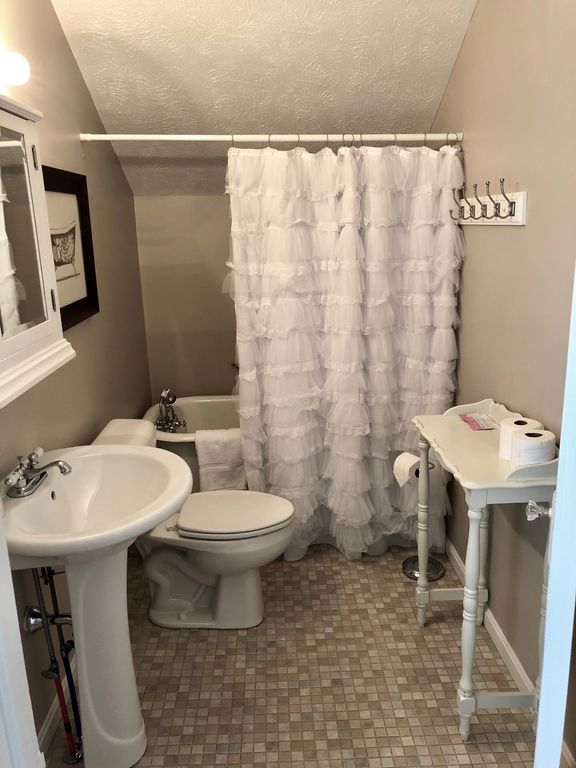 2nd floor- 2nd full bathroom