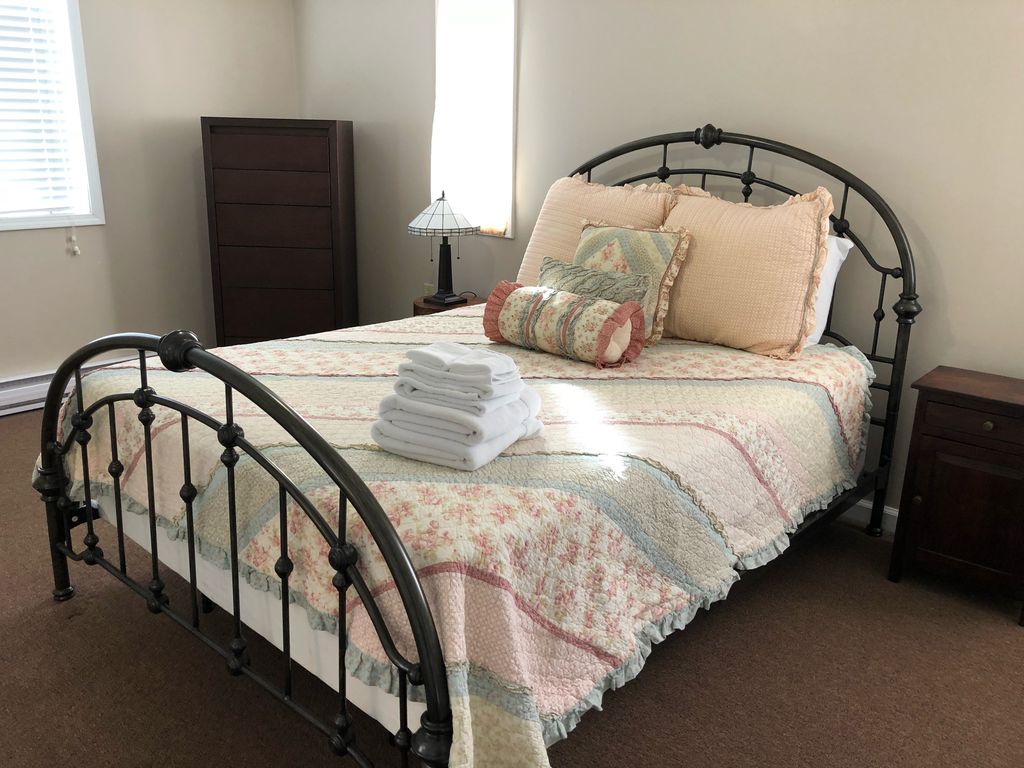 1st bedroom- Queen bed