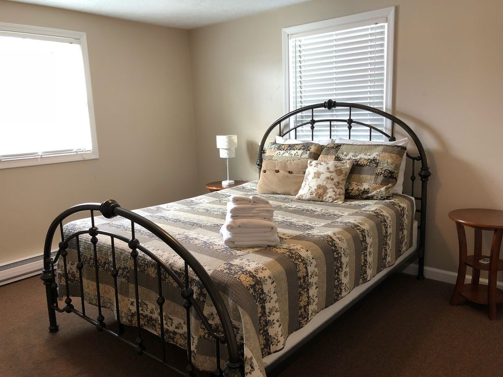 2nd bedroom- Queen bed