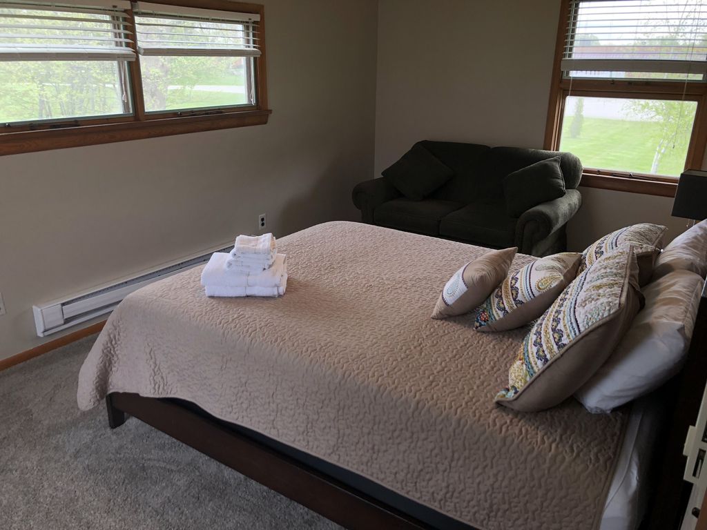 4th bedroom- Queen bed