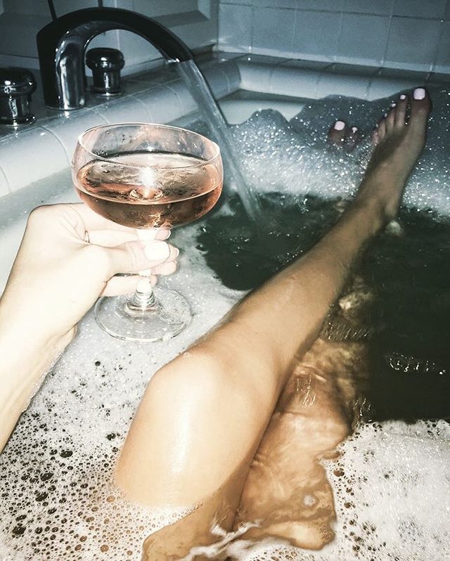 Bubbles and love before the weekend ✨
.
.
.
.
.
#drinks #prosecco #yesprosecco #sparkling #rose #sparklingrose #winelover #bubbles #sparkles
#winestagram #betterwithbubbles #nightlifestyle #nightlife #nightlifenyc #nycdisco #disco #discohead #chic #d