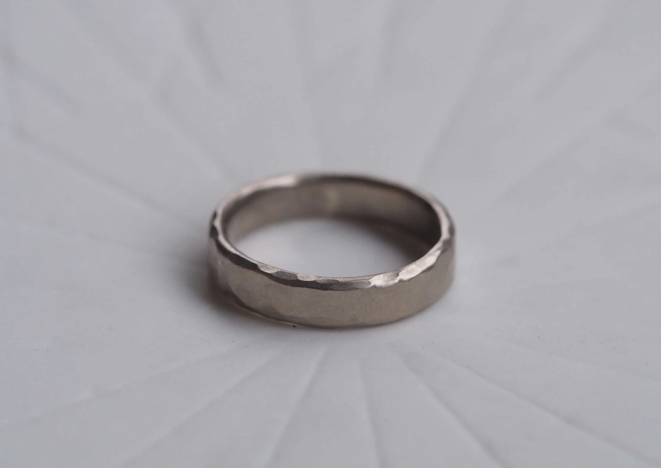 18ct-White-Gold-Mens-Ring.jpg