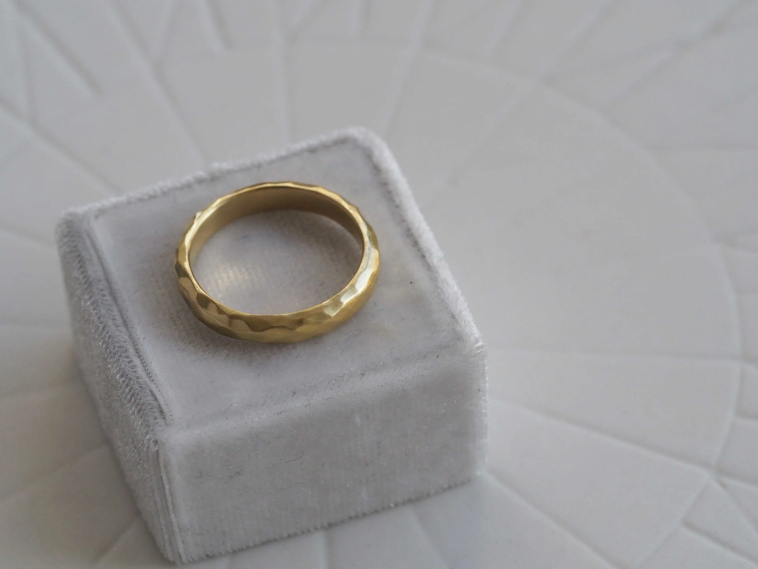 Modern-Jewellery-Design-Narrow-18ct-Gold-Band.jpg