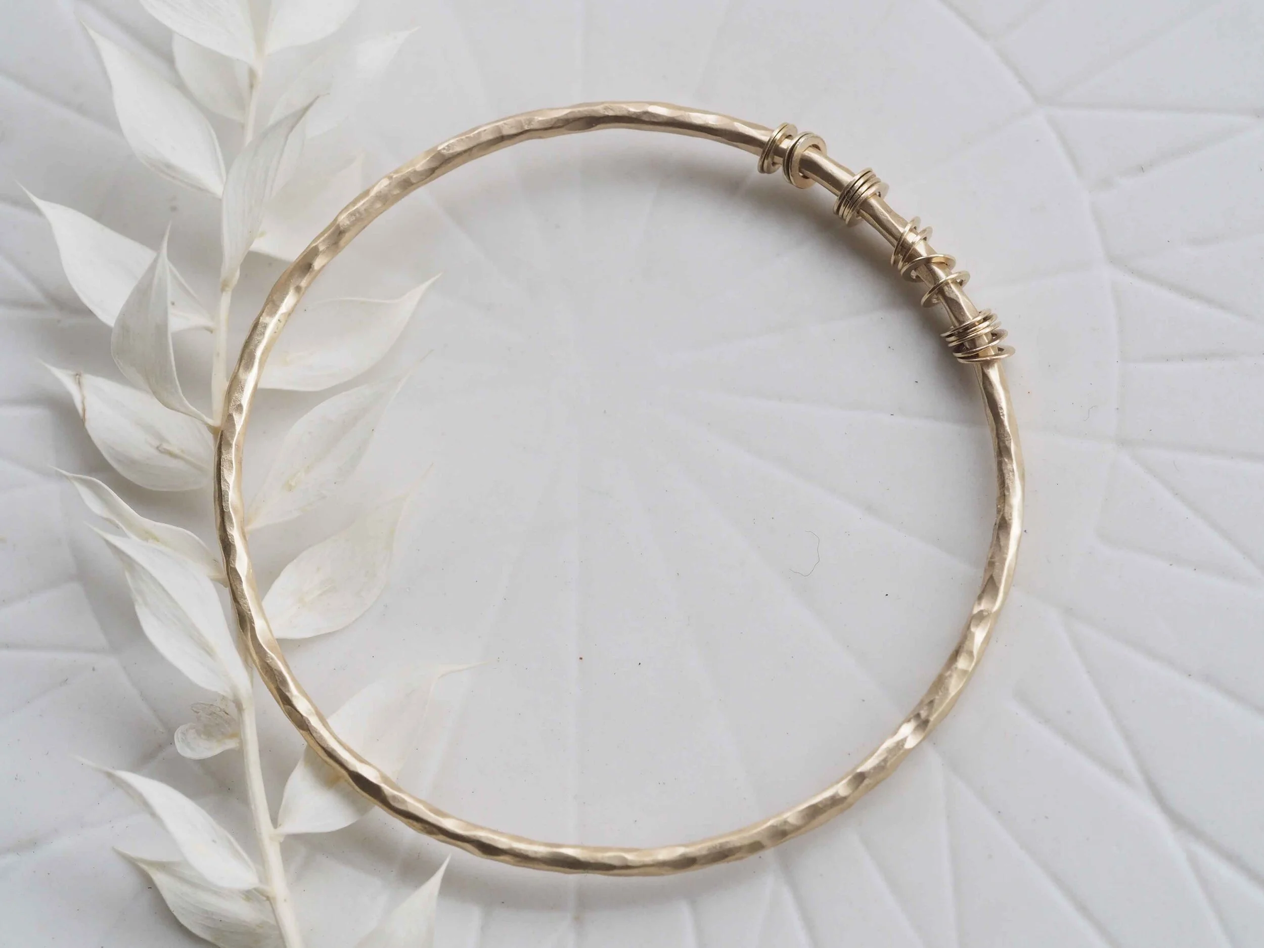 17 Ring 9ct Yellow Gold Scatter Bangle