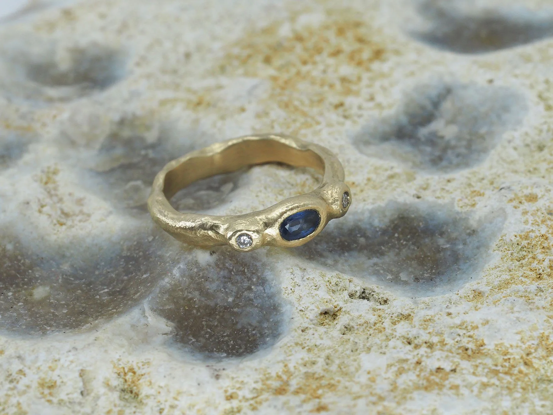 sapphire 3 stone8.jpg