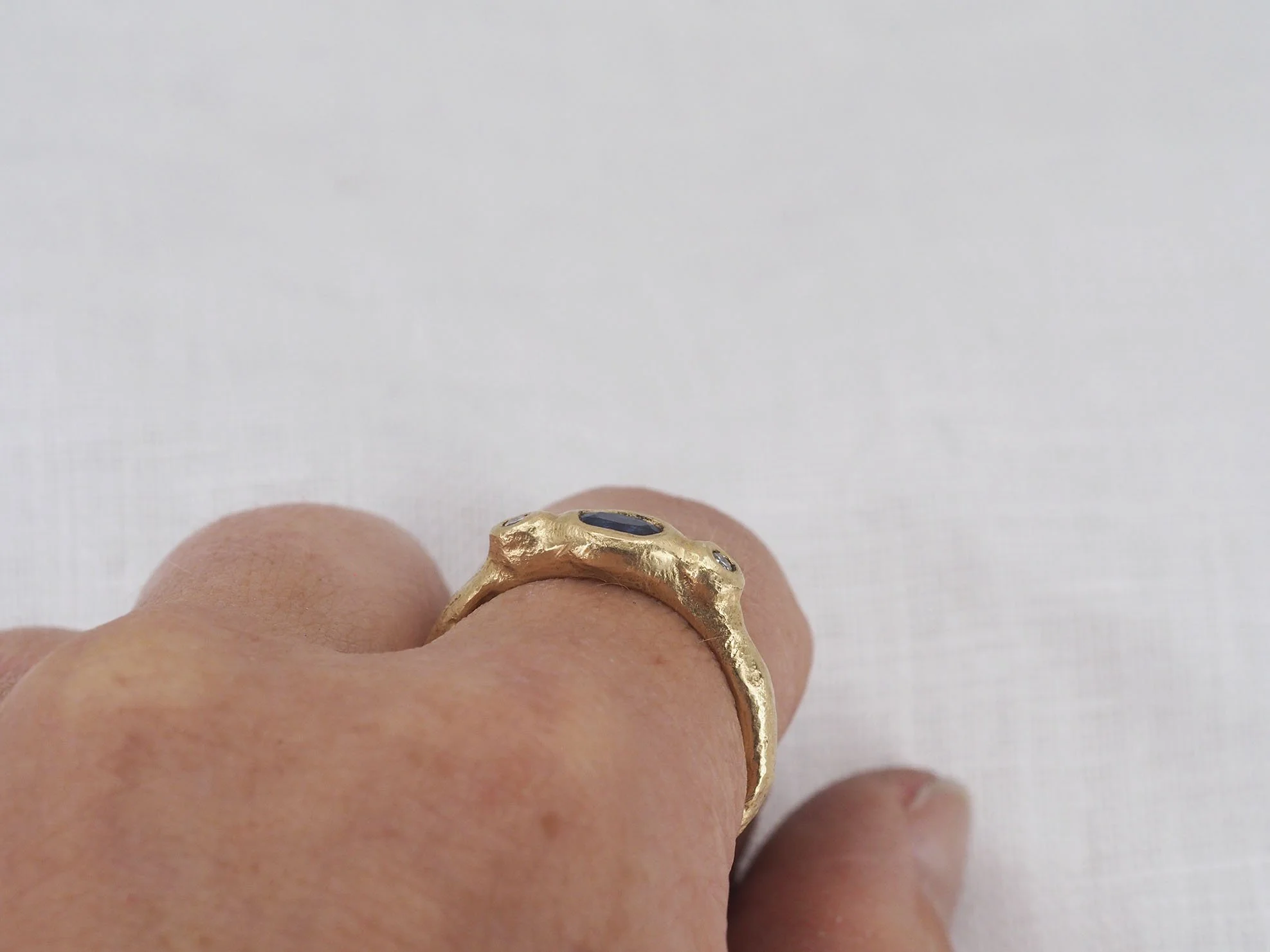 sapphire 3 stone2.jpg