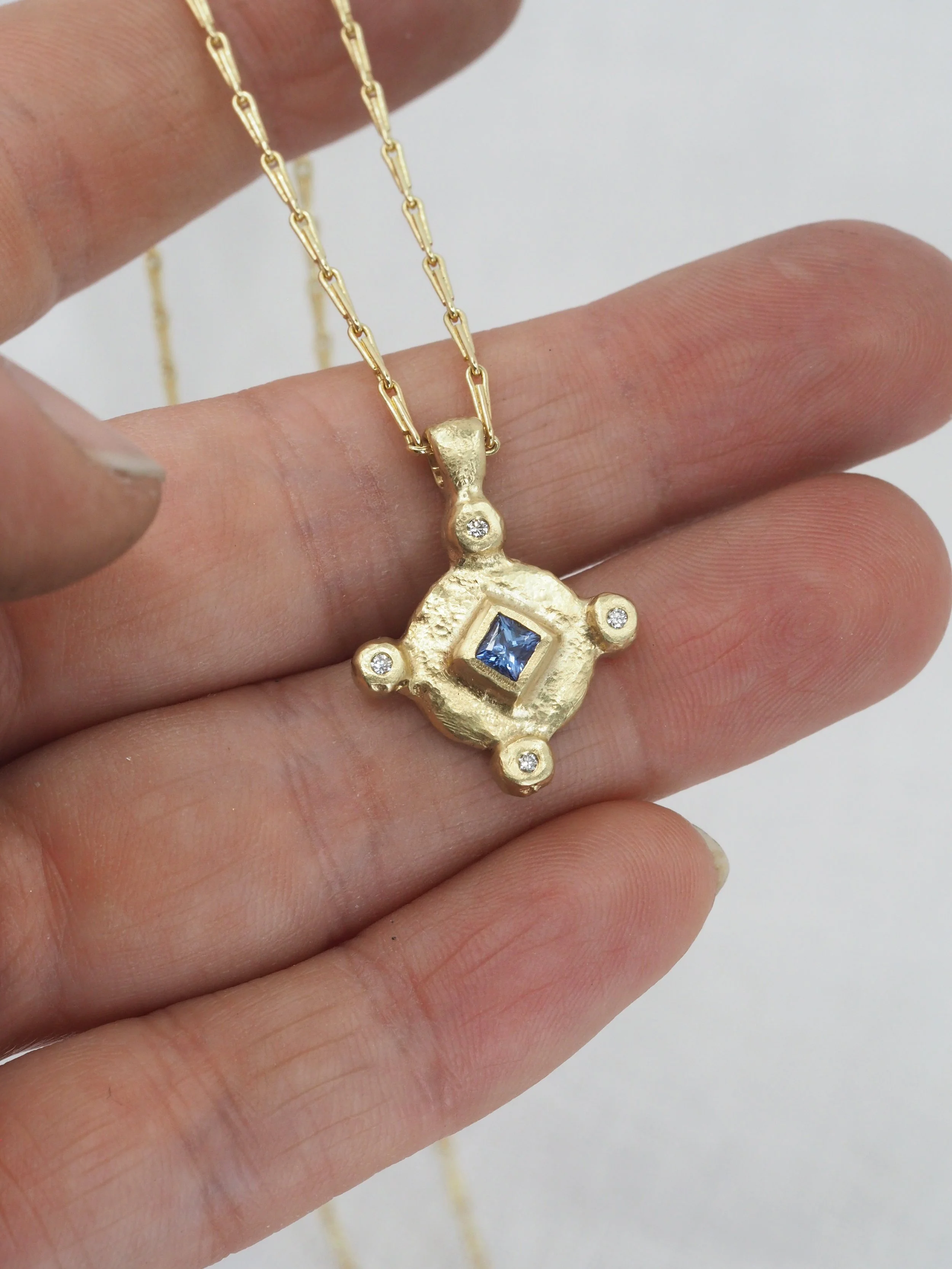 pale sapphire lewya4.jpg