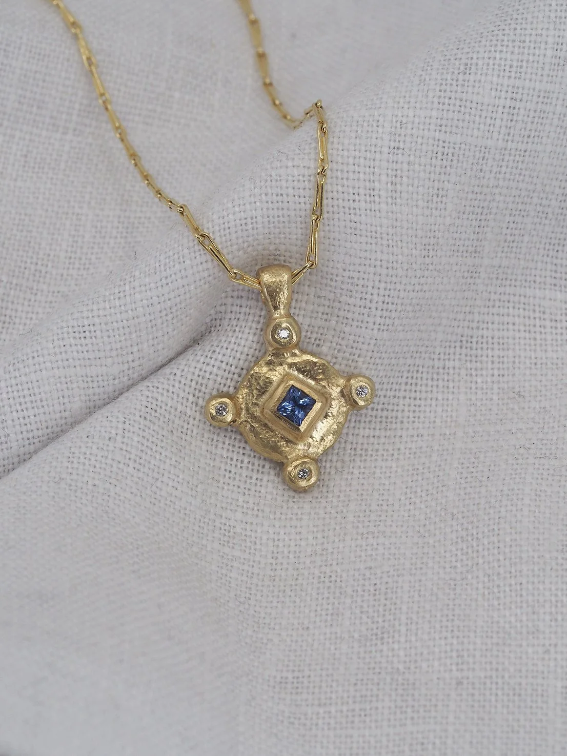 pale sapphire lewya2.jpg