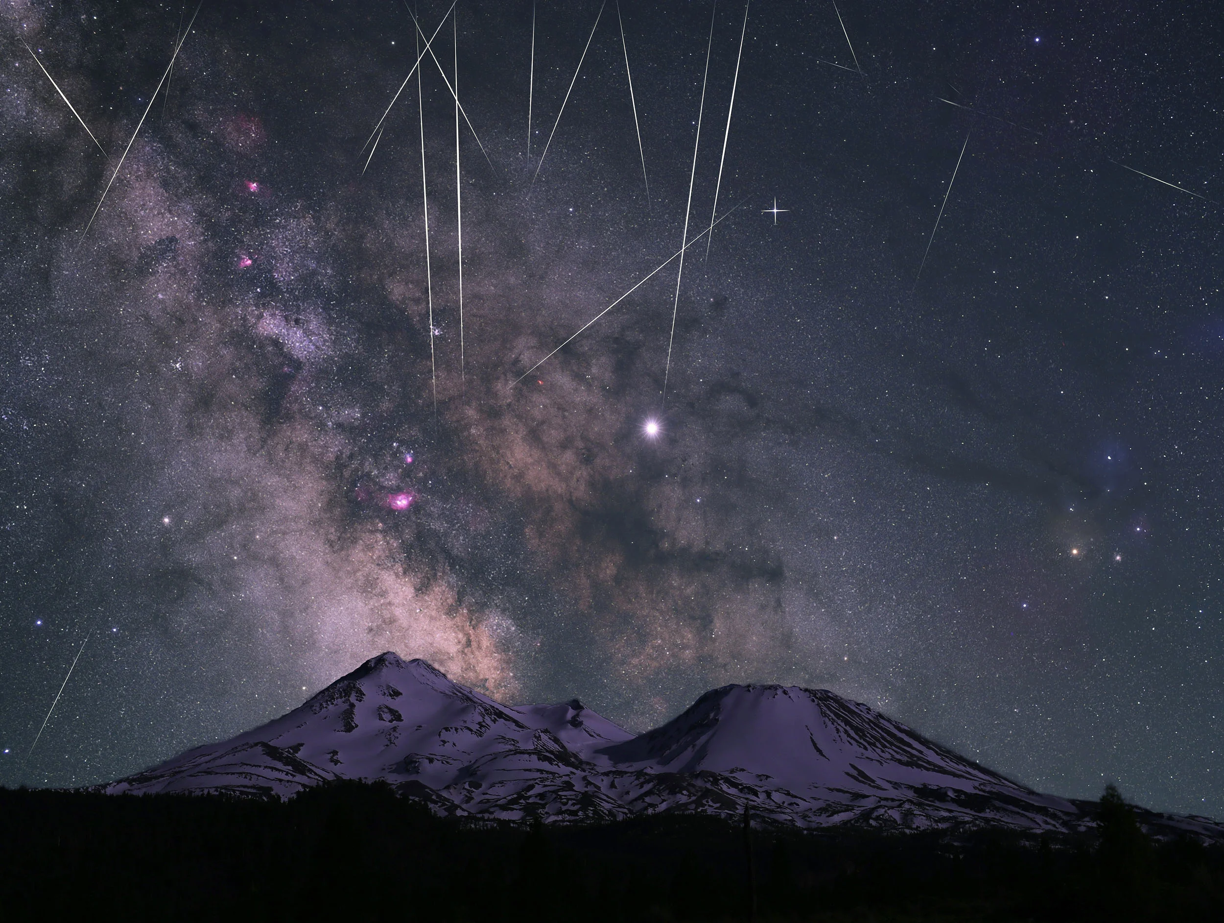 Meteors rain down over Mt. Shasta in California (IG: @alpineastro )