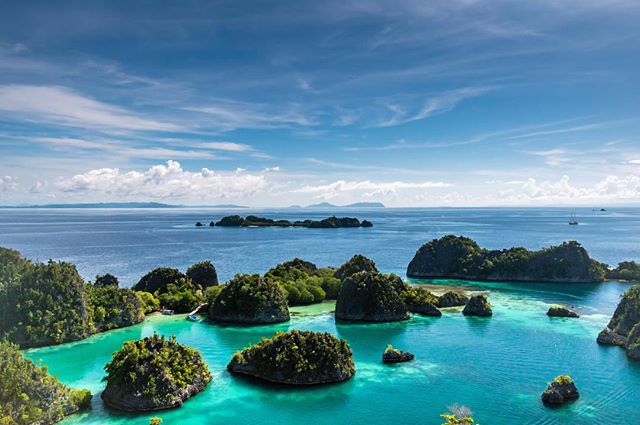 Easing into the weekend with Raja Ampat&rsquo;s clear skies and glassy green lagoons &bull;
&bull;
&bull;
#indonesia #rajaampat #wayag #luxurytravel #travel #sea #landscapephotography #privatetravel #island #asia #luxury #sailing #yacht #phinisi #esc