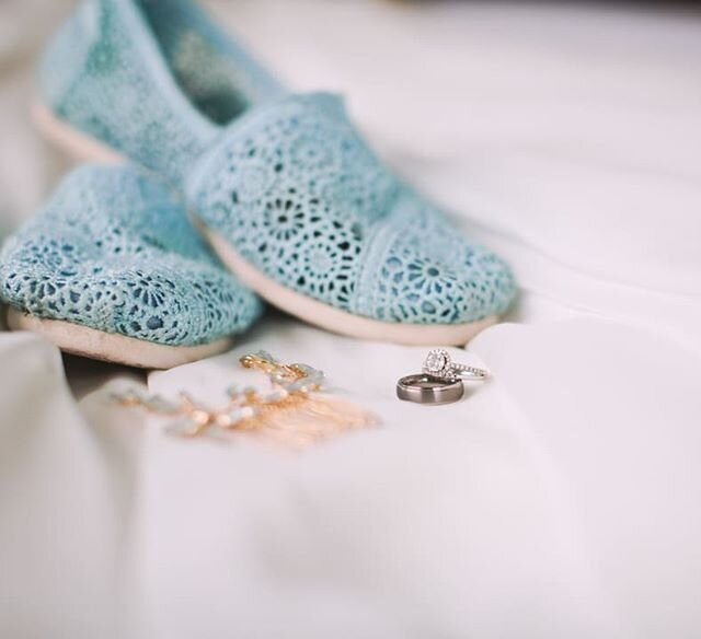 You know, the details tell as much of a story as the whole day. Why put effort into what shoes you'll wear if you don't have a photo of what the looked like later on?
.
.
.
.
.
⠀⠀⠀⠀⠀⠀⠀⠀⠀
#destinationwedding #hawaiiwedding #weddings #realweddings #let