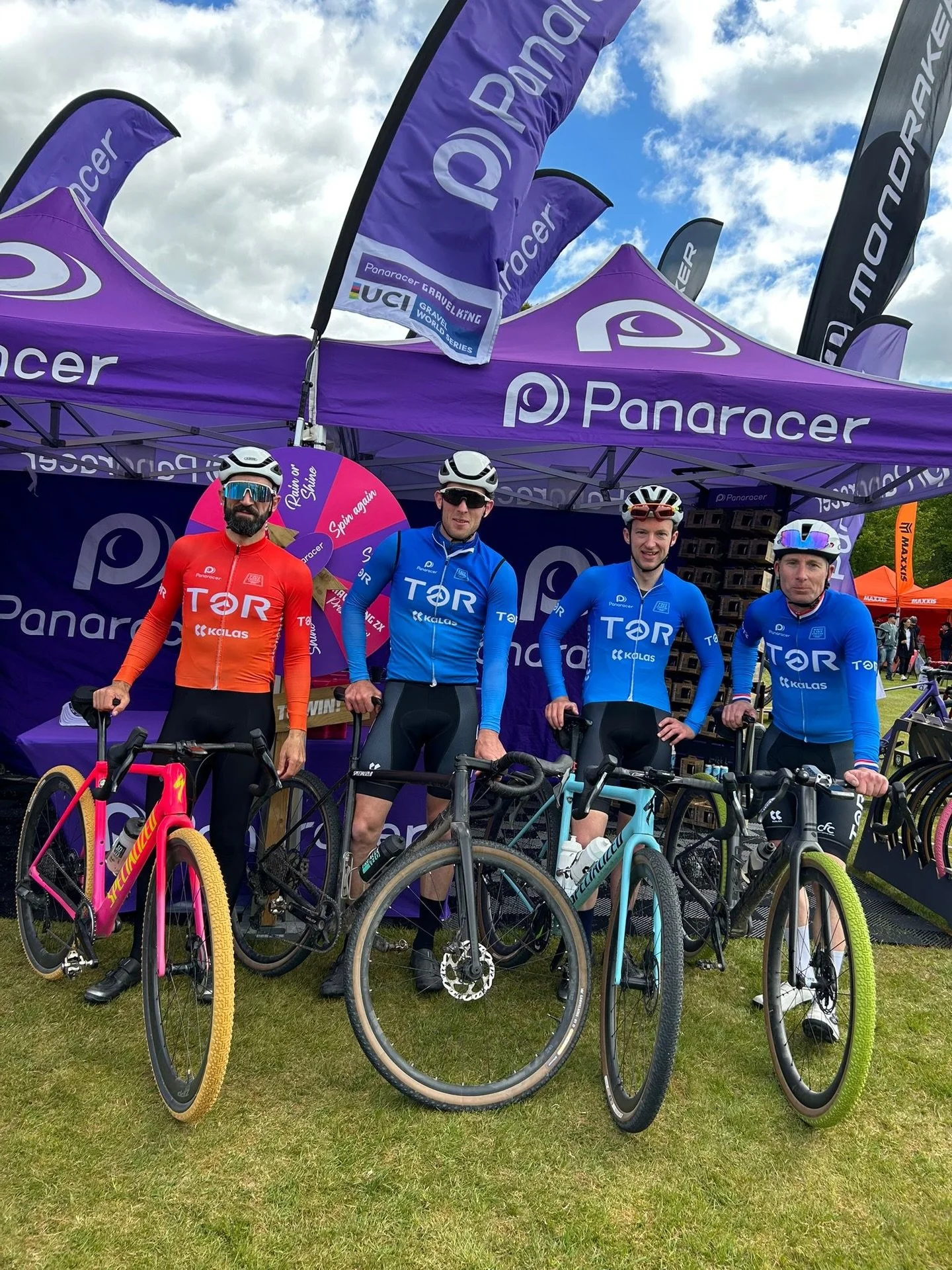 The @grallochgravel crew! Pre-roll out, looking keen and eager after visiting Tor and  @uci_cycling  gravel series sponsor @panaracer_world 
.
Unfortunately some misfortune prevented a full house qualifying for the Euro&rsquo;s. But cracking results 