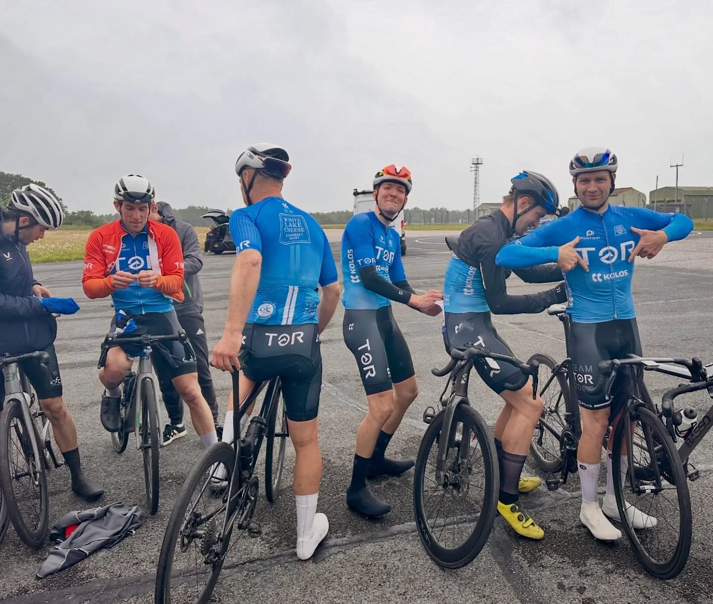 The team work continues post, a grim and windy @panaraceruk  GP! A superb event but it ended up a puncture fest, but our @panaracer_world  tyres kept us in the mix, in fact taking the WIN!
.
📸 @andrew_crocker 
.
#yourridemadebetter #panaracer #kalas