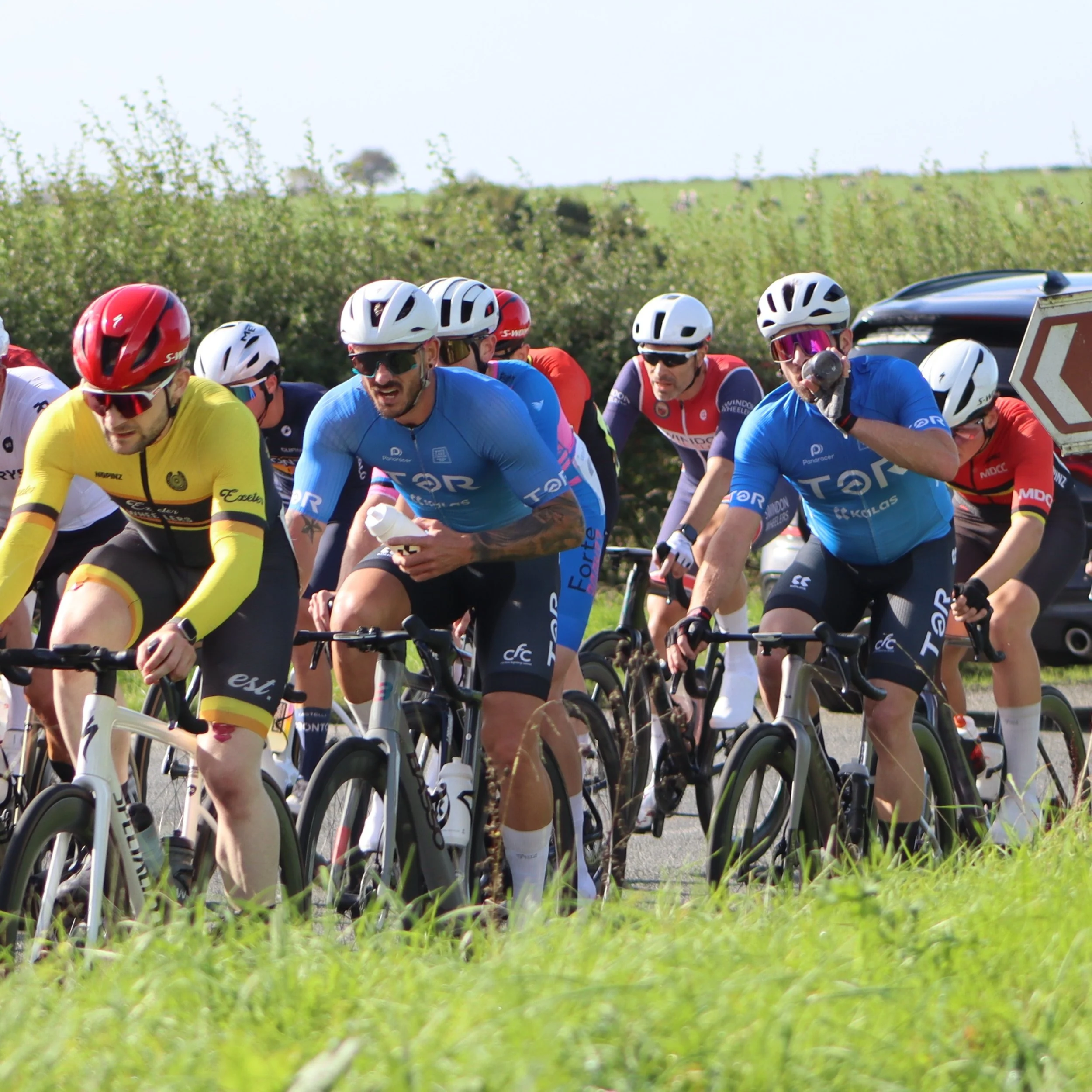Finish bottle, take aim, fire! Feed zone antics at the @veloclubbristol Circuit of the Mendip RR
.
📷 @andrew_crocker
.
#yourridemadebetter #kalas #cheese
