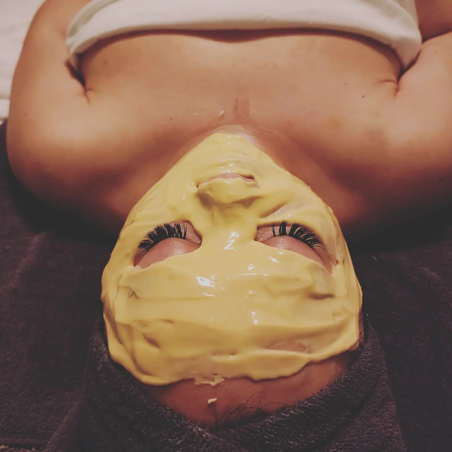 💦 Hydration with our brighten #hydrogelmask. A must add at the end of a facial.