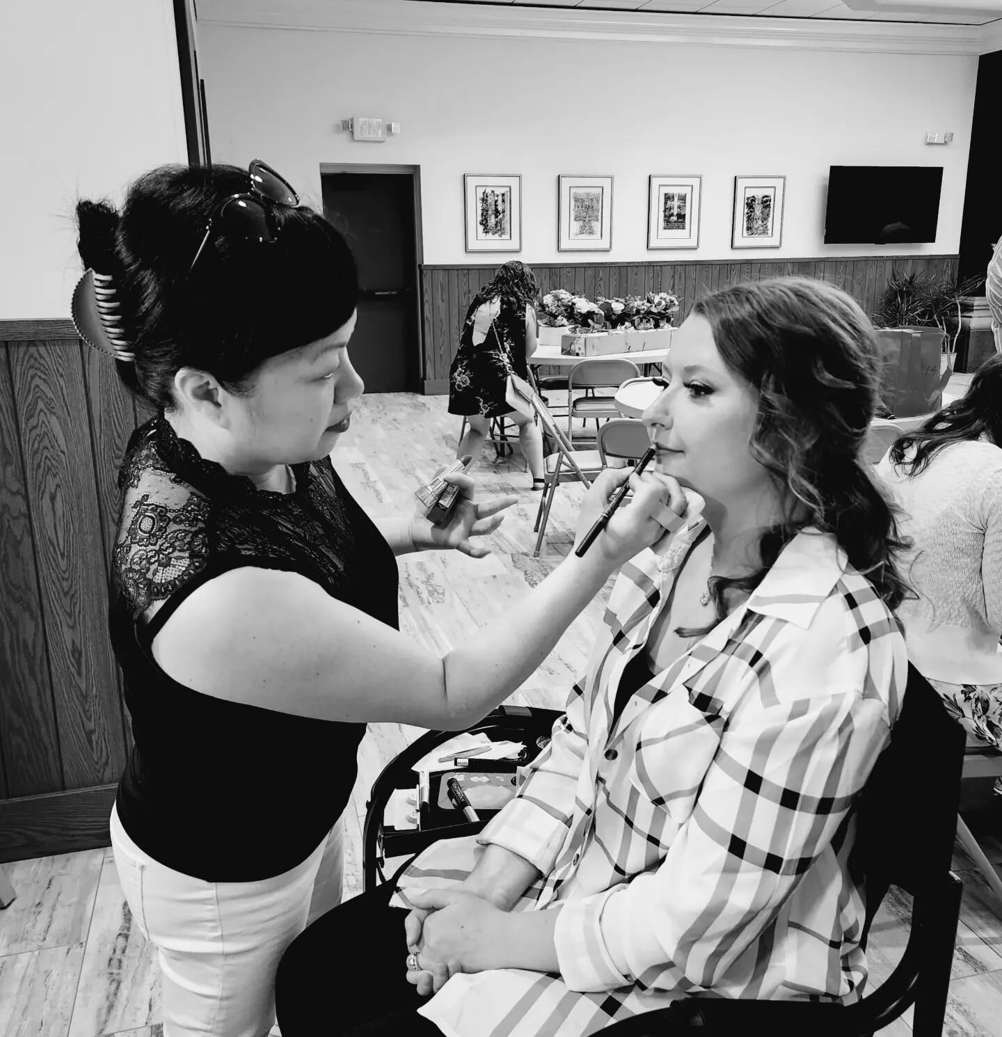 The last touch before she gets into her bridal dress. Congratulation Mary!

#weddingday #weddinddaymakeup #wimakeupartist
